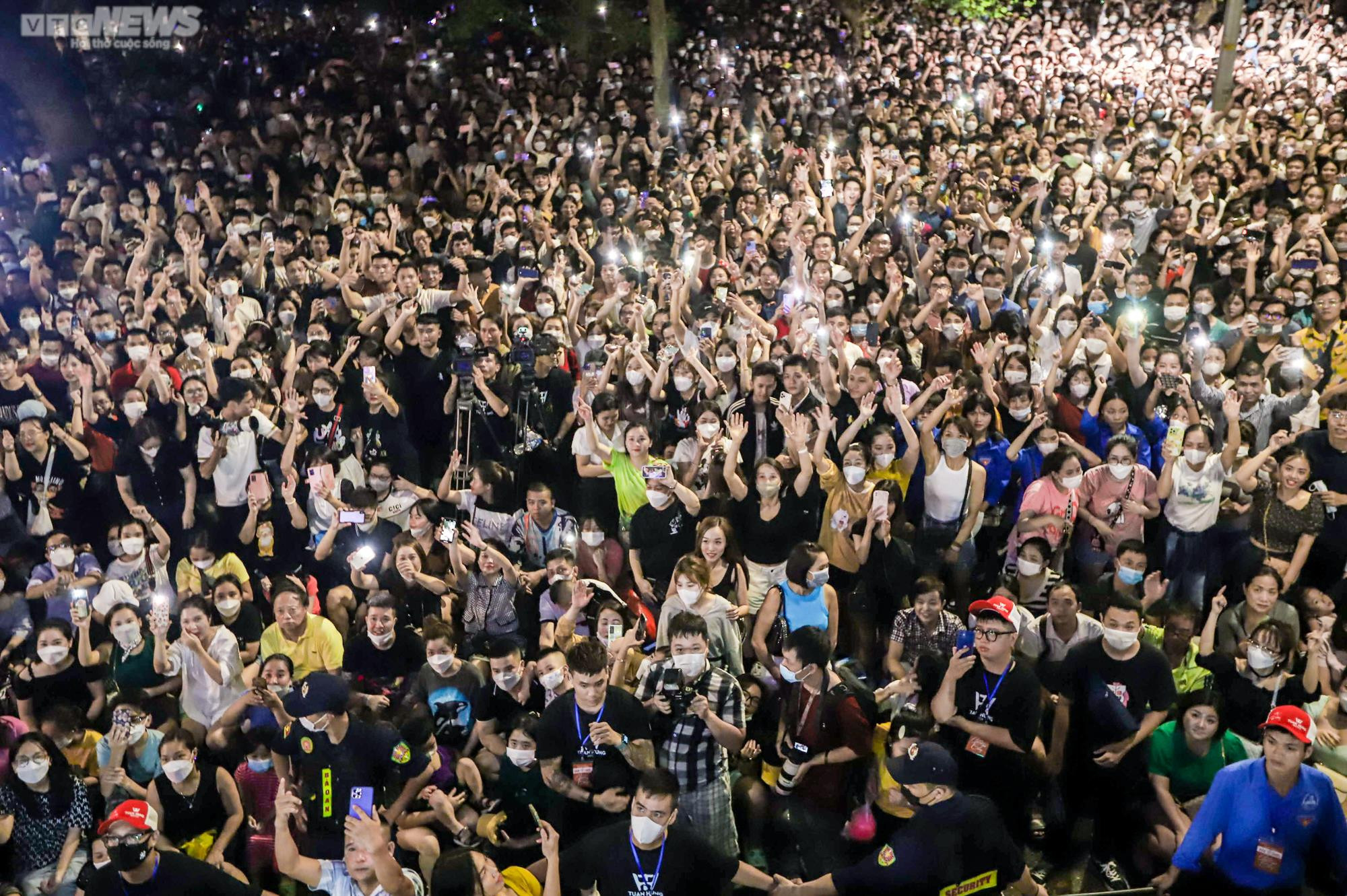Nghìn người kéo đến góc phố đi bộ ở Hà Nội nghe Tuấn Hưng hát trên ban công - 1