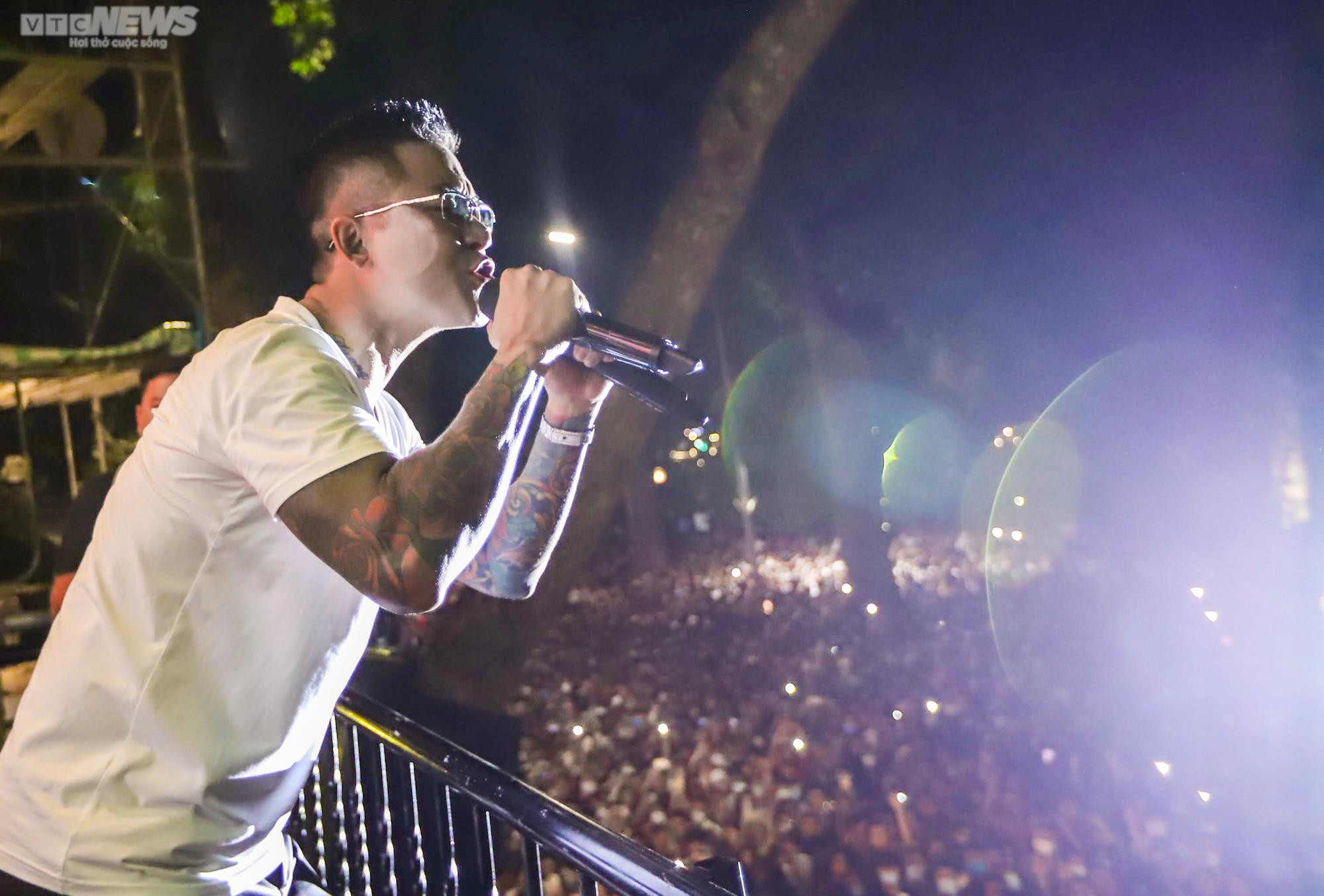 Nghìn người kéo đến góc phố đi bộ ở Hà Nội nghe Tuấn Hưng hát trên ban công - 4