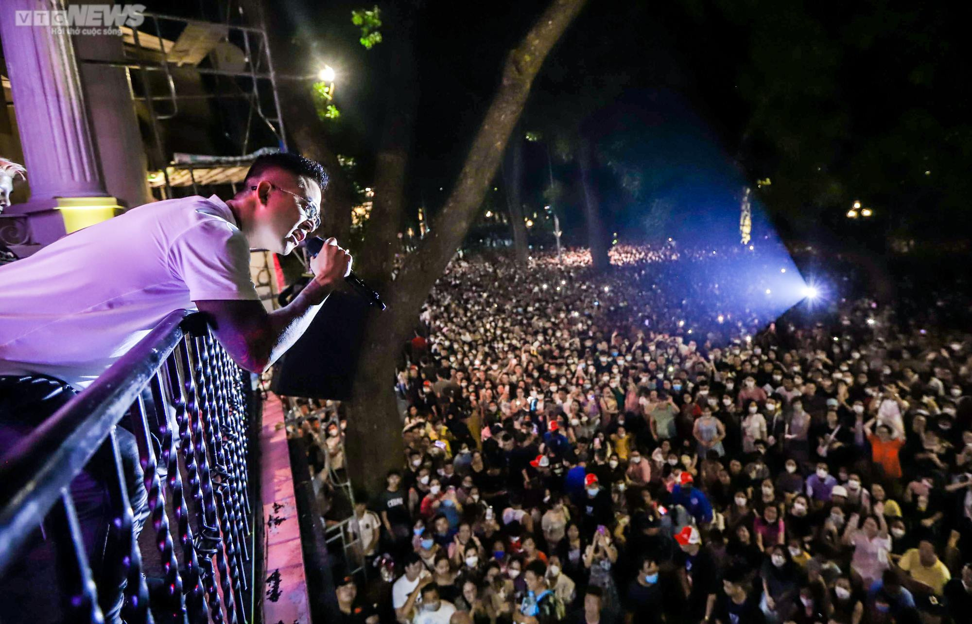 Nghìn người kéo đến góc phố đi bộ ở Hà Nội nghe Tuấn Hưng hát trên ban công - 5