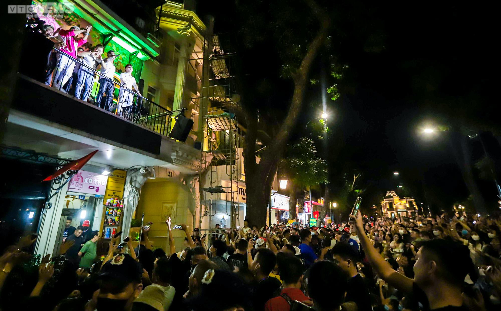 Nghìn người kéo đến góc phố đi bộ ở Hà Nội nghe Tuấn Hưng hát trên ban công - 6
