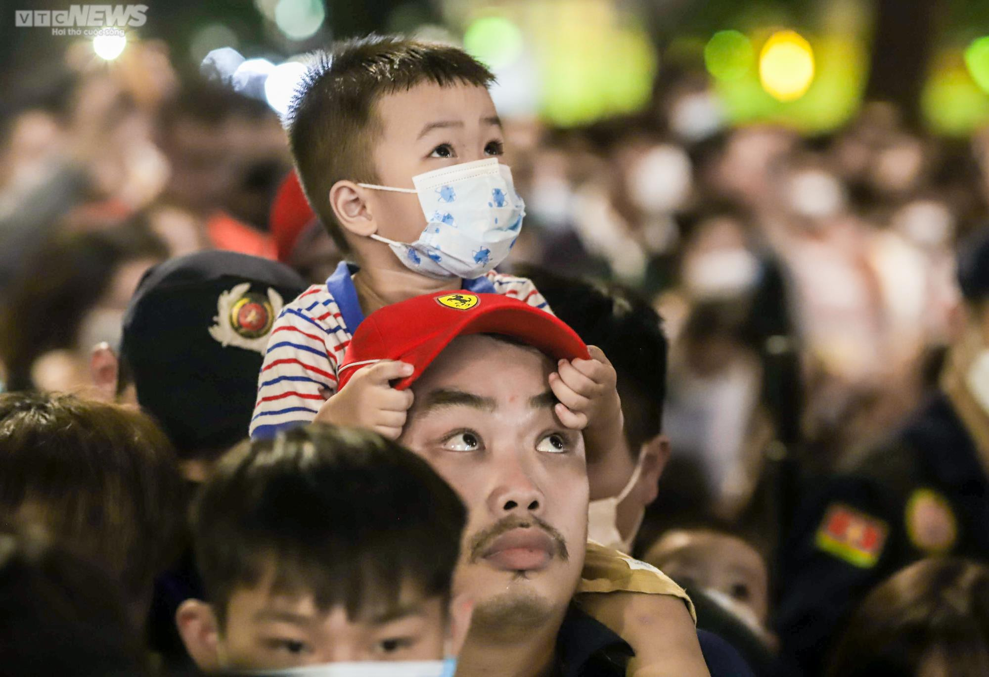 Nghìn người kéo đến góc phố đi bộ ở Hà Nội nghe Tuấn Hưng hát trên ban công - 8