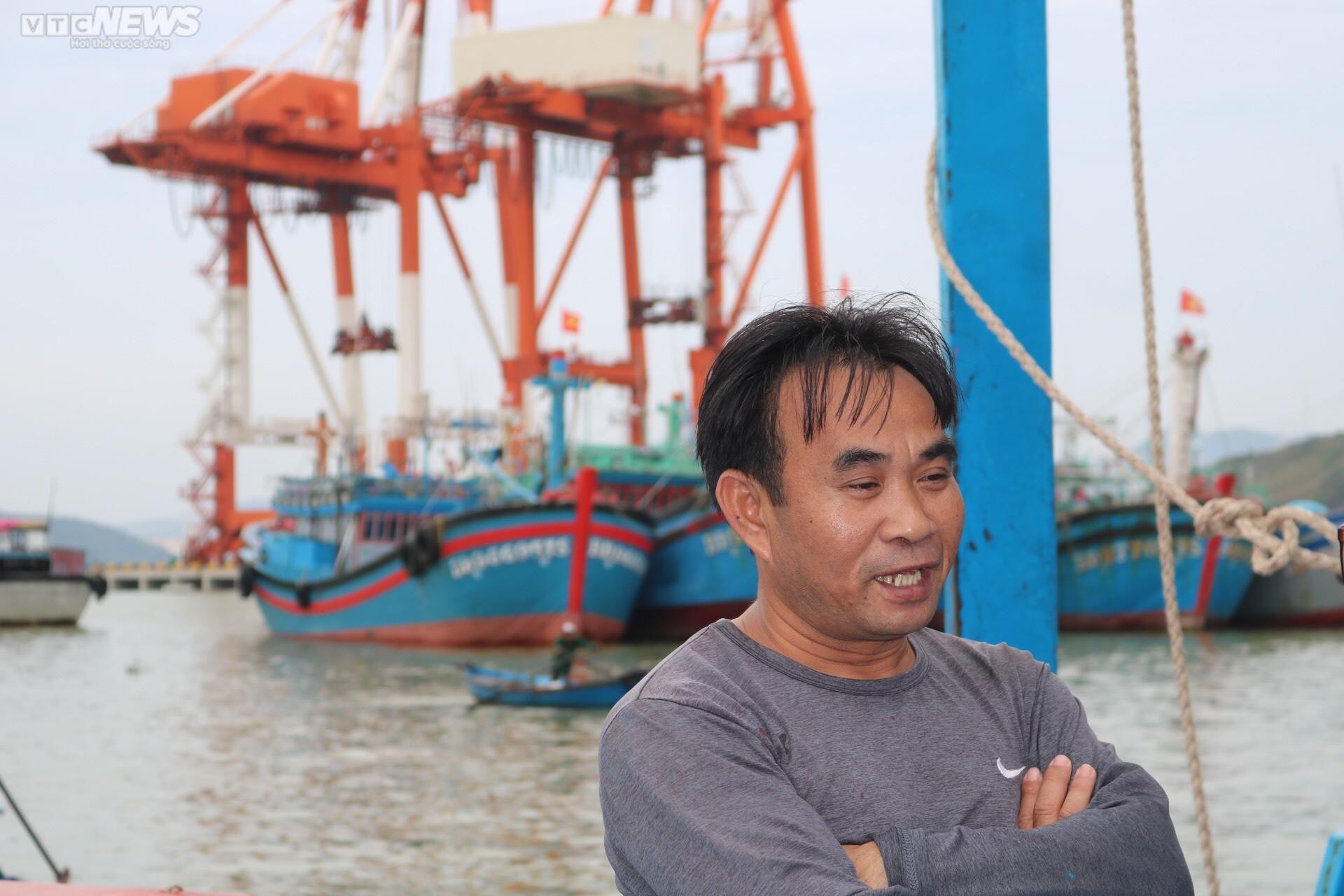 Ảnh: Tàu thuyền gấp rút cập bến Quy Nhơn tránh siêu bão Noru - 5