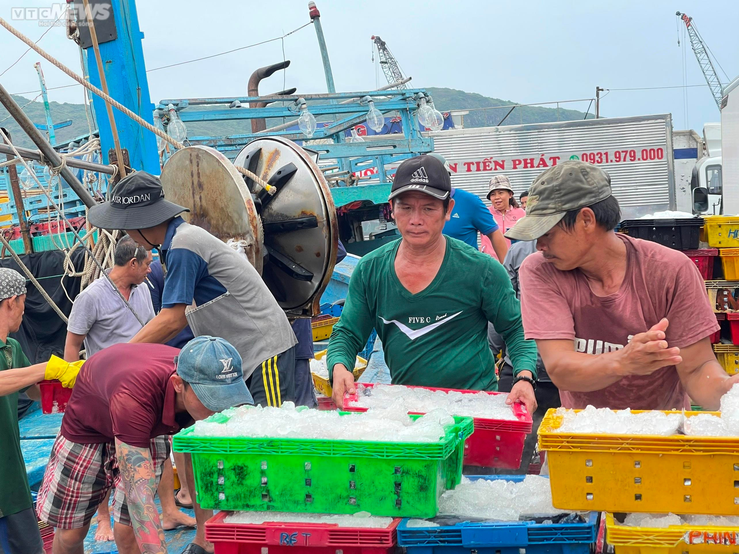 Ảnh: Tàu thuyền gấp rút cập bến Quy Nhơn tránh siêu bão Noru - 6