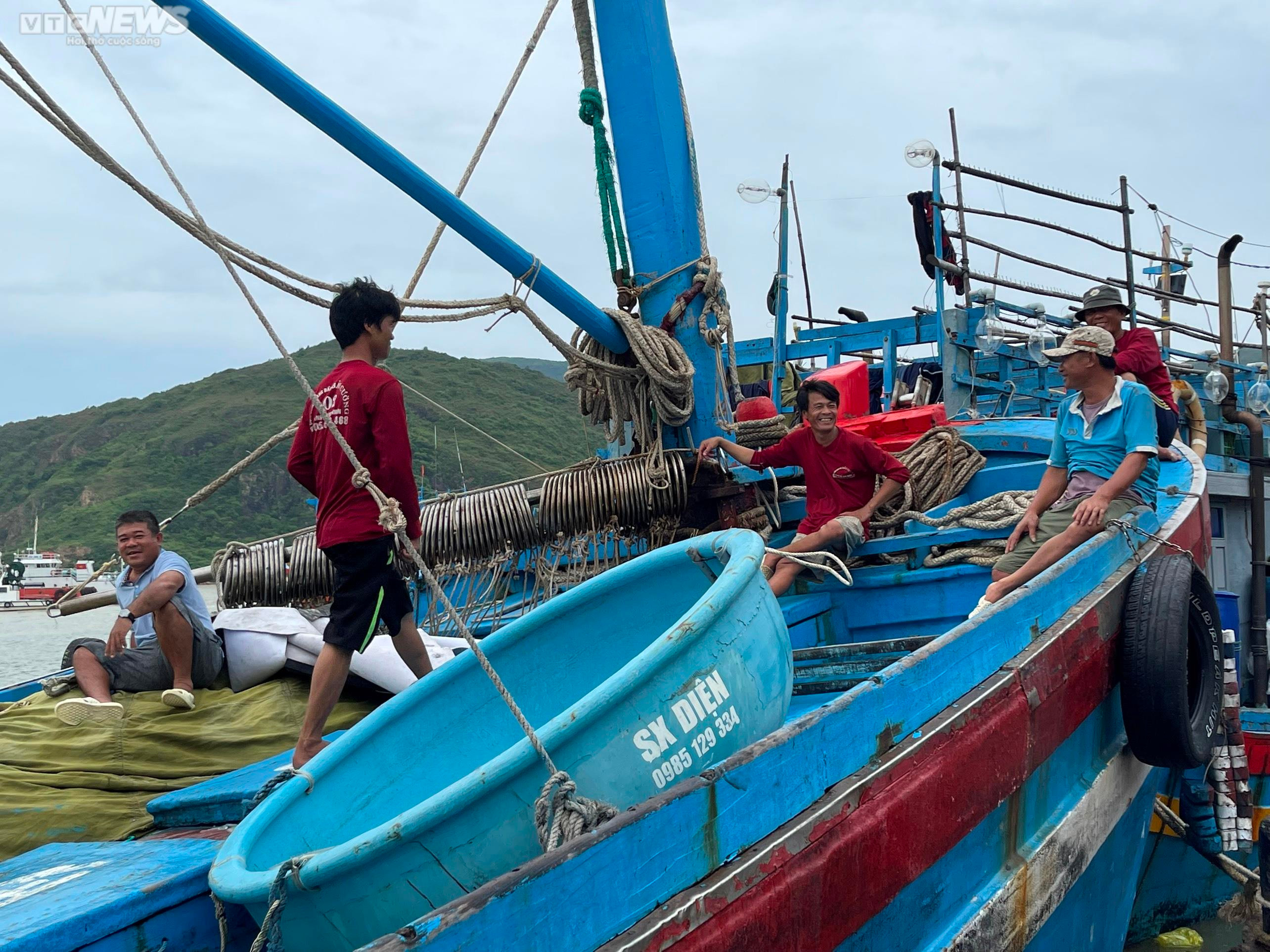 Ảnh: Tàu thuyền gấp rút cập bến Quy Nhơn tránh siêu bão Noru - 3