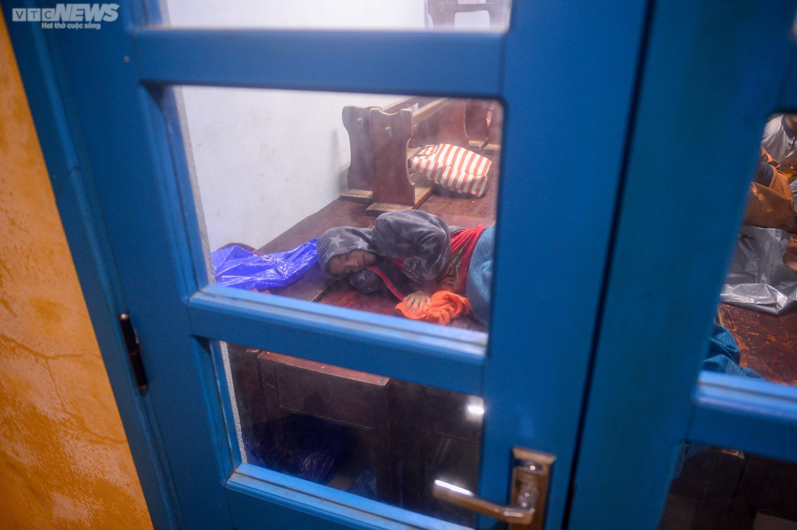 Ảnh: Giấc ngủ tạm của trẻ nhỏ miền biển Thừa Thiên - Huế tại nơi trú bão - 7