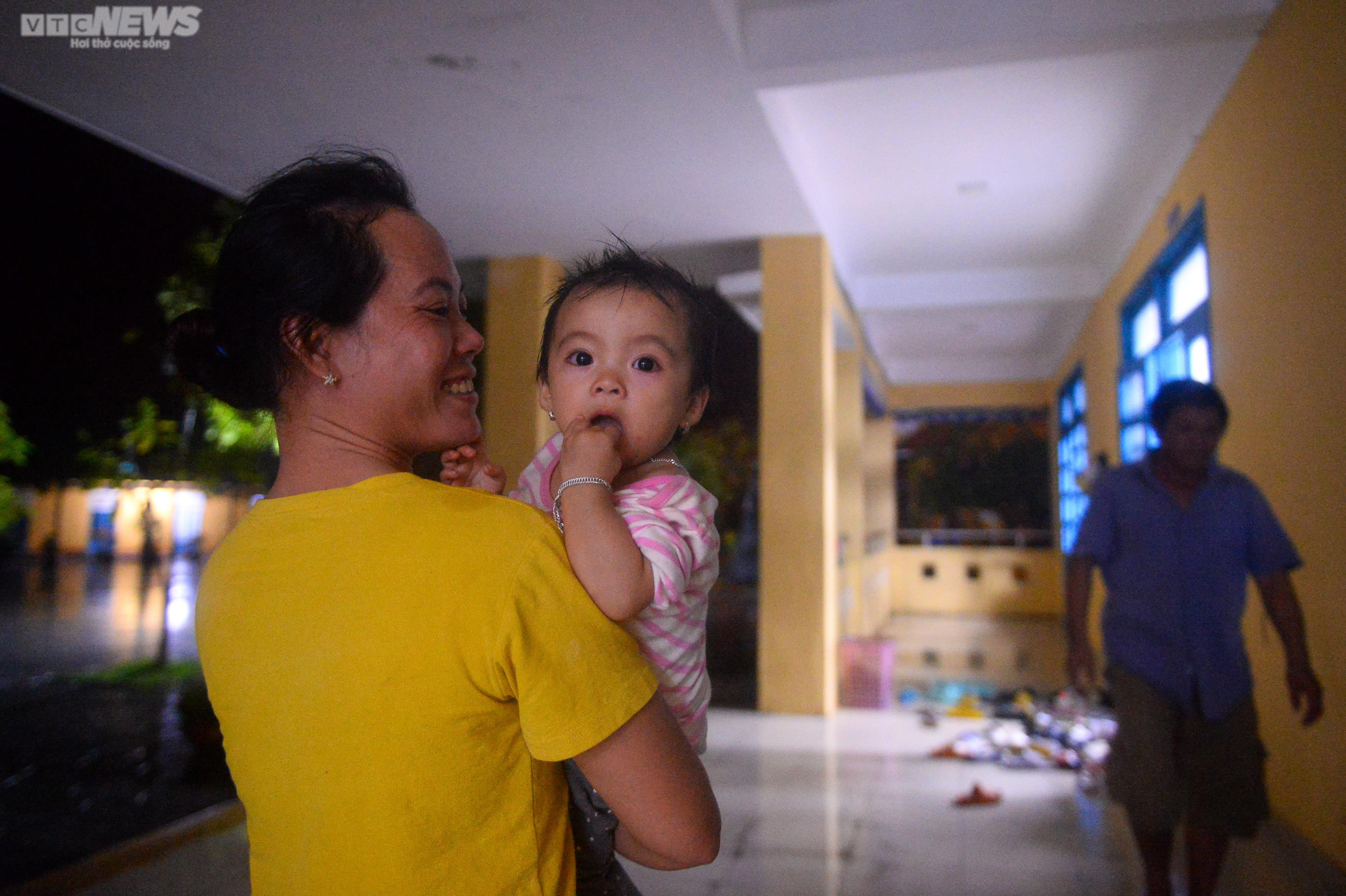 Ảnh: Giấc ngủ tạm của trẻ nhỏ miền biển Thừa Thiên - Huế tại nơi trú bão - 12