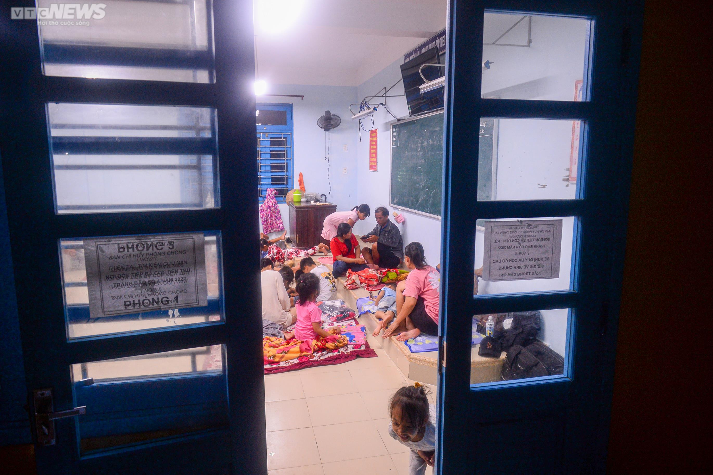 Ảnh: Giấc ngủ tạm của trẻ nhỏ miền biển Thừa Thiên - Huế tại nơi trú bão - 13