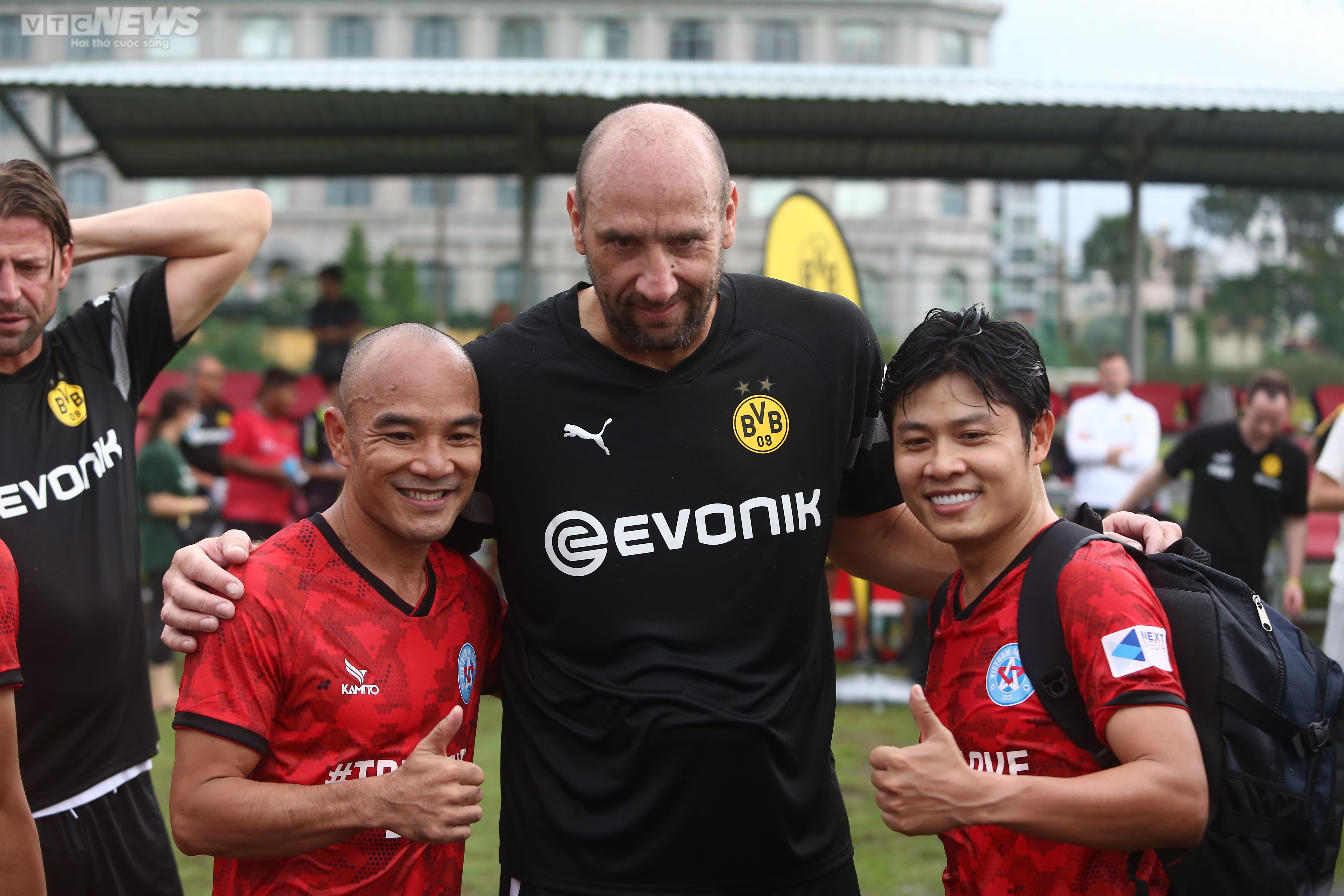 Công Vinh, Quốc Vượng, Văn Quyến tái hợp, quyết ghi bàn vào lưới nhà vô địch Đức - 10