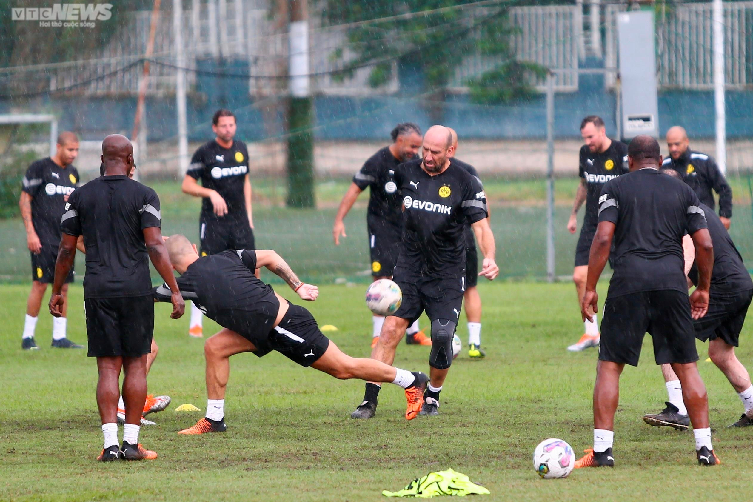 Công Vinh, Quốc Vượng, Văn Quyến tái hợp, quyết ghi bàn vào lưới nhà vô địch Đức - 7
