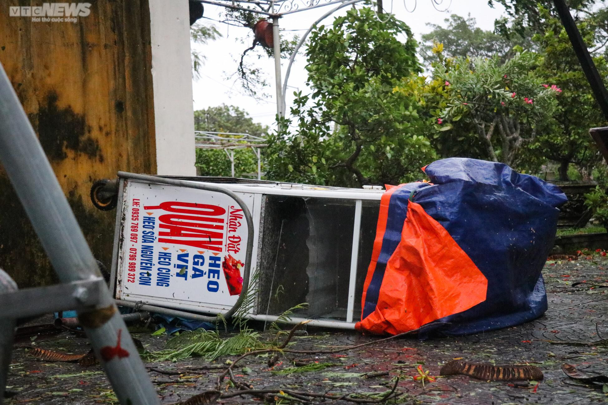 Ảnh: Cây xanh bật gốc hàng loạt, phố cổ Hội An ngổn ngang sau bão - 8