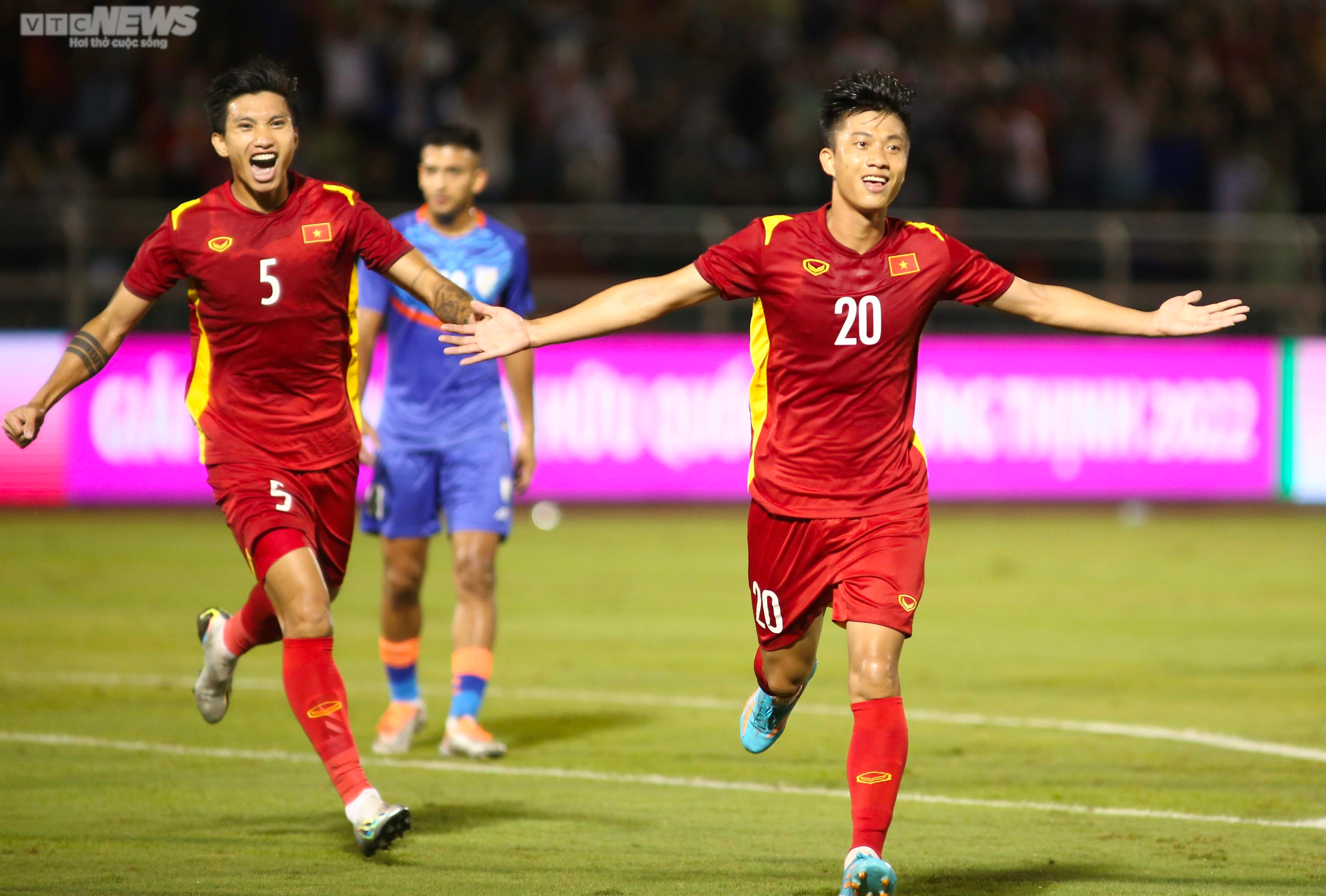 Ghi bàn sau 5 năm, Văn Toàn được đồng đội tặng màn ăn mừng đặc biệt - 8