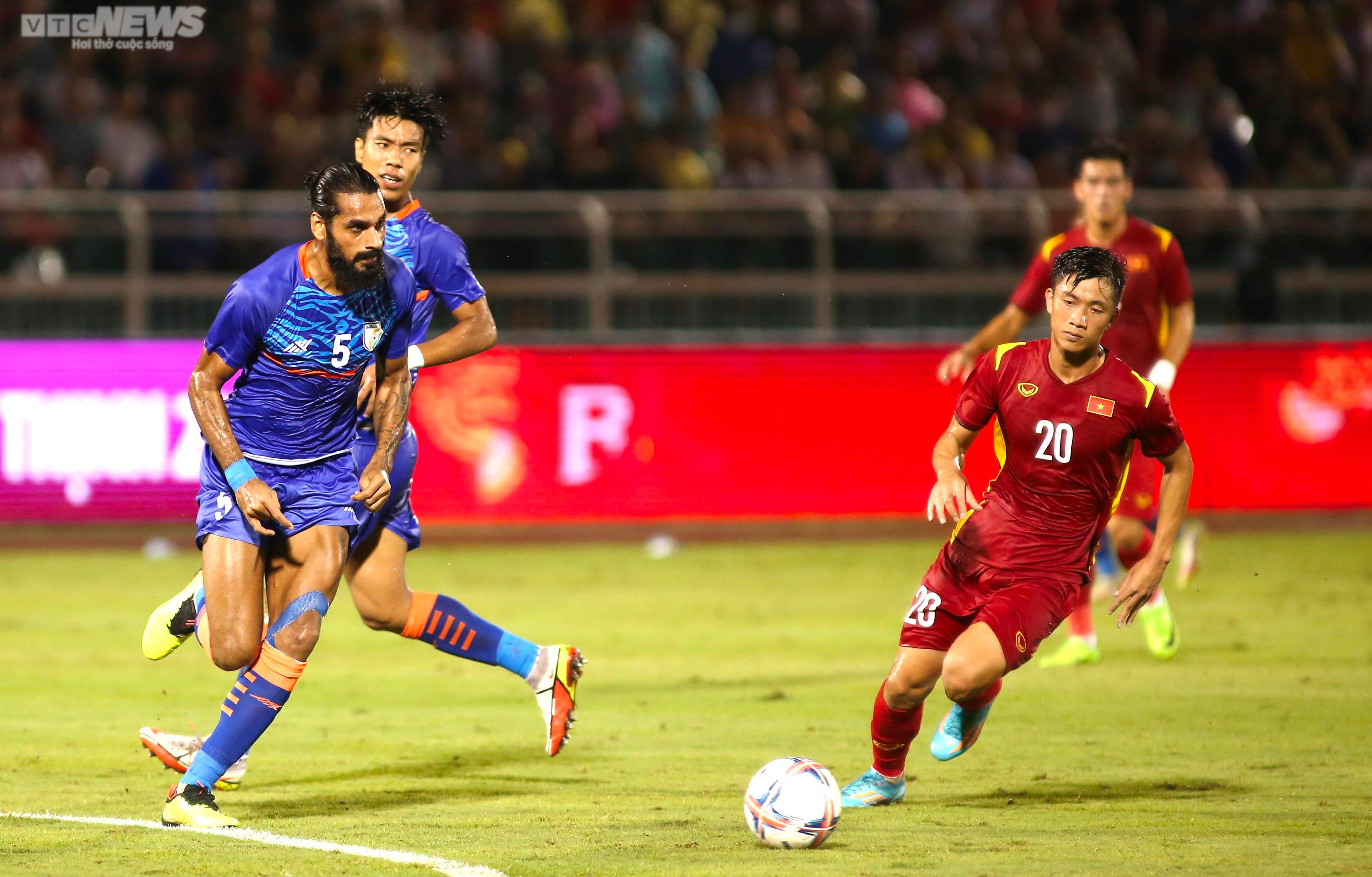 Ghi bàn sau 5 năm, Văn Toàn được đồng đội tặng màn ăn mừng đặc biệt - 7