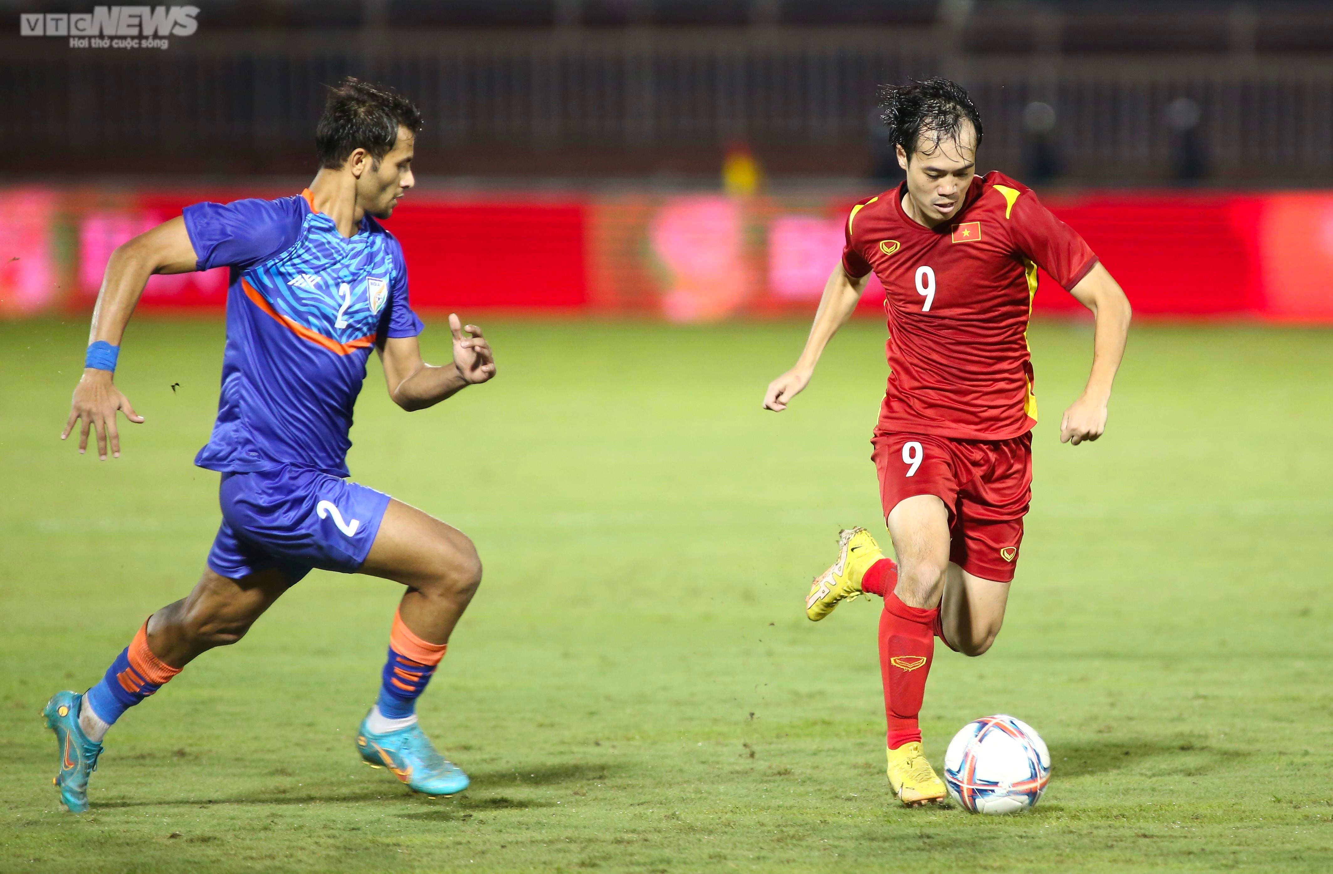 Ghi bàn sau 5 năm, Văn Toàn được đồng đội tặng màn ăn mừng đặc biệt - 1