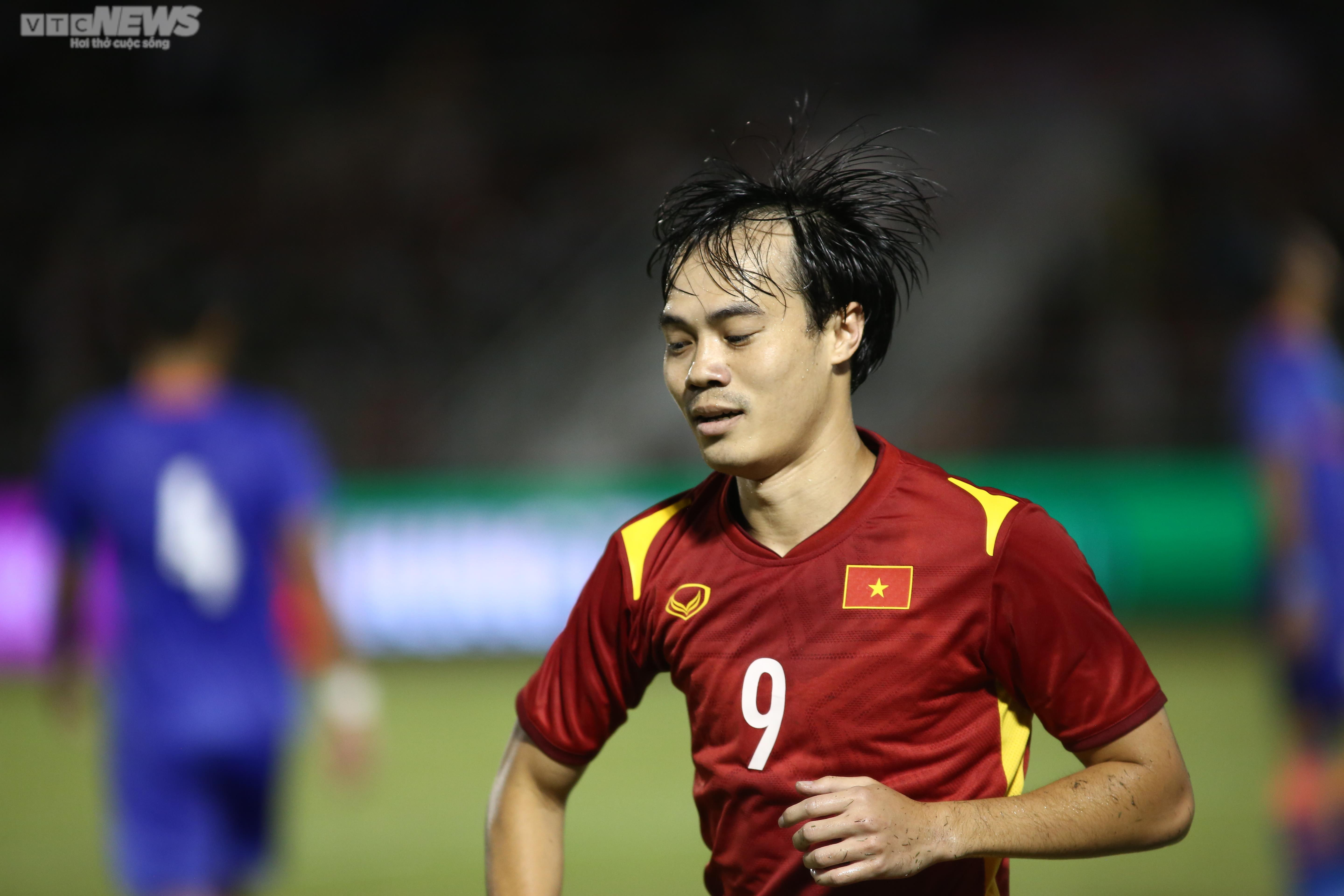 Ghi bàn sau 5 năm, Văn Toàn được đồng đội tặng màn ăn mừng đặc biệt - 3