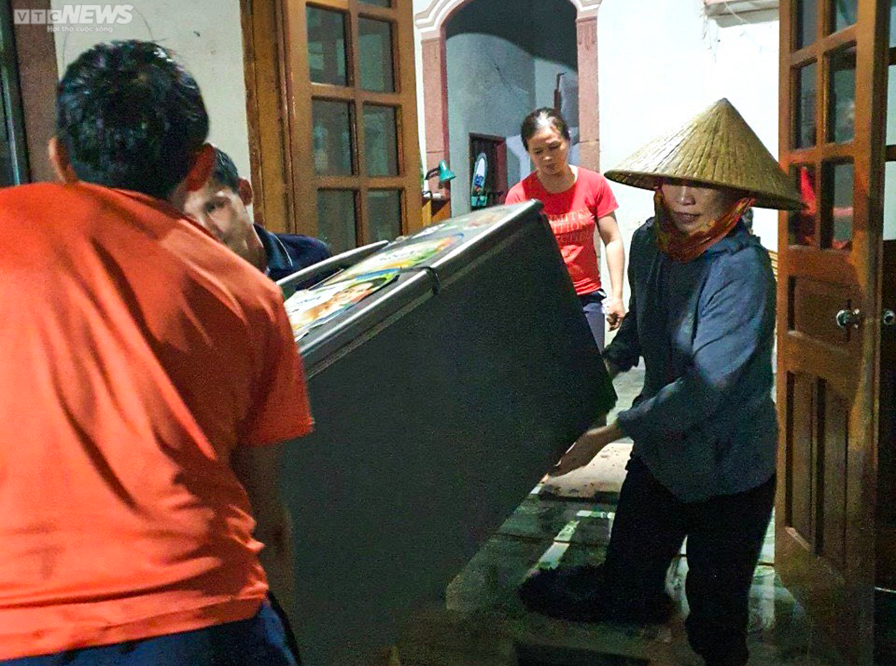 Ảnh: Lũ cô lập hàng nghìn hộ dân ở Hà Tĩnh, giao thông tê liệt - 7