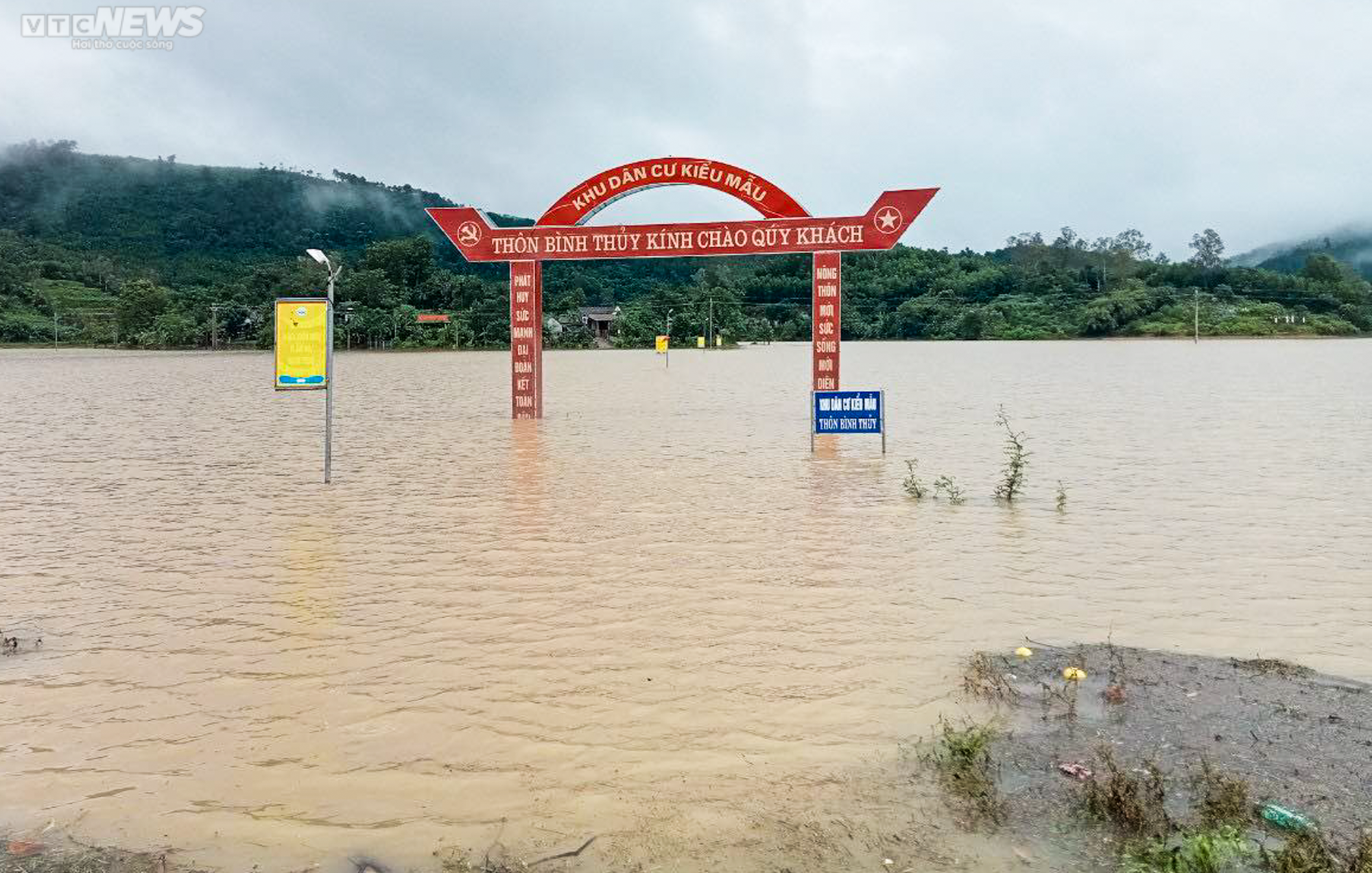 Ảnh: Lũ cô lập hàng nghìn hộ dân ở Hà Tĩnh, giao thông tê liệt - 6