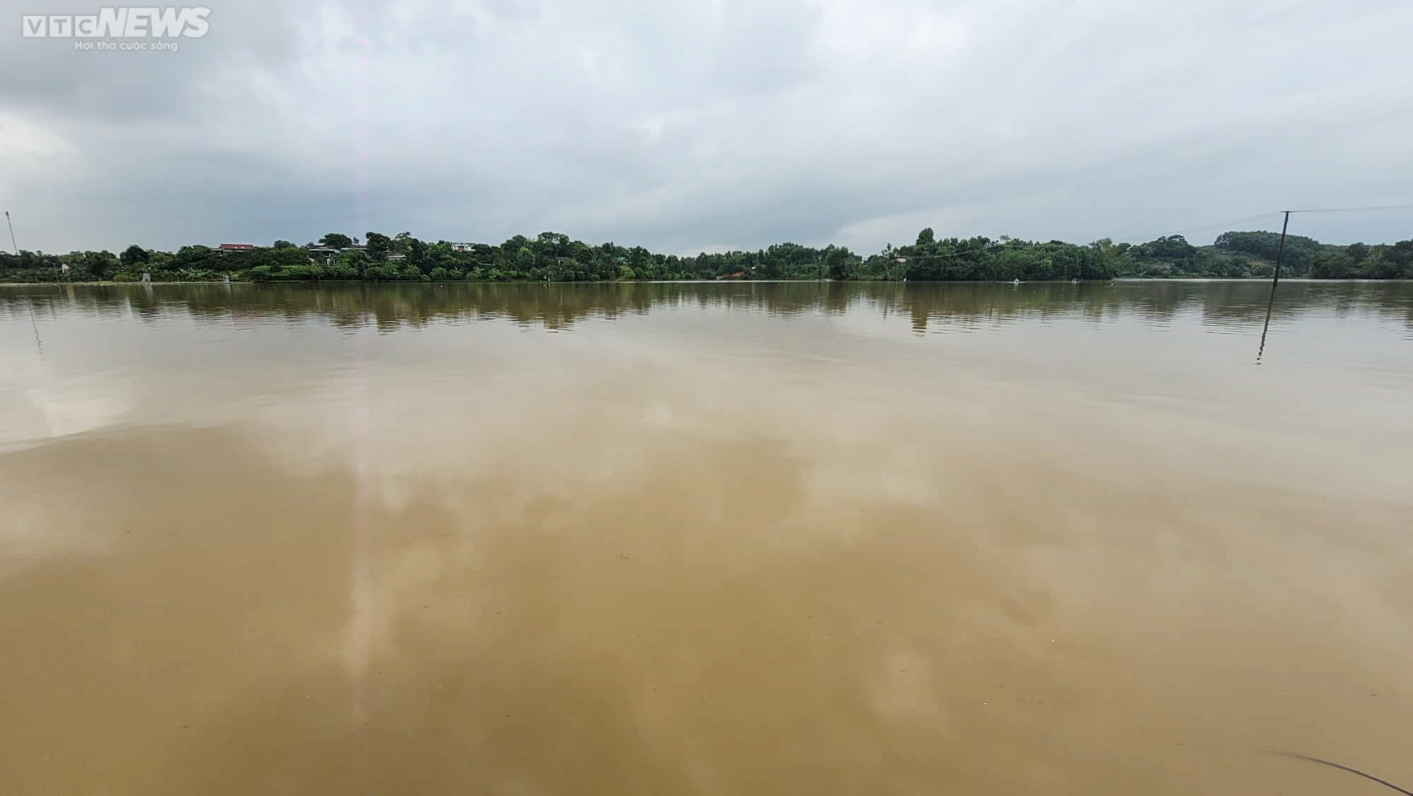 Ảnh: Lũ cô lập hàng nghìn hộ dân ở Hà Tĩnh, giao thông tê liệt - 4