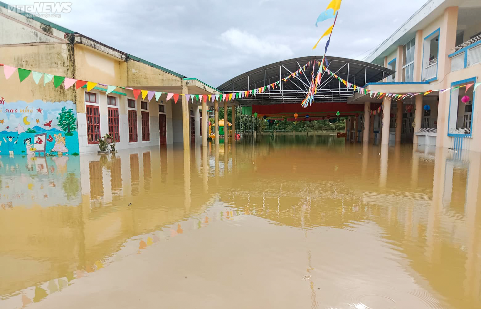 Ảnh: Lũ cô lập hàng nghìn hộ dân ở Hà Tĩnh, giao thông tê liệt - 9