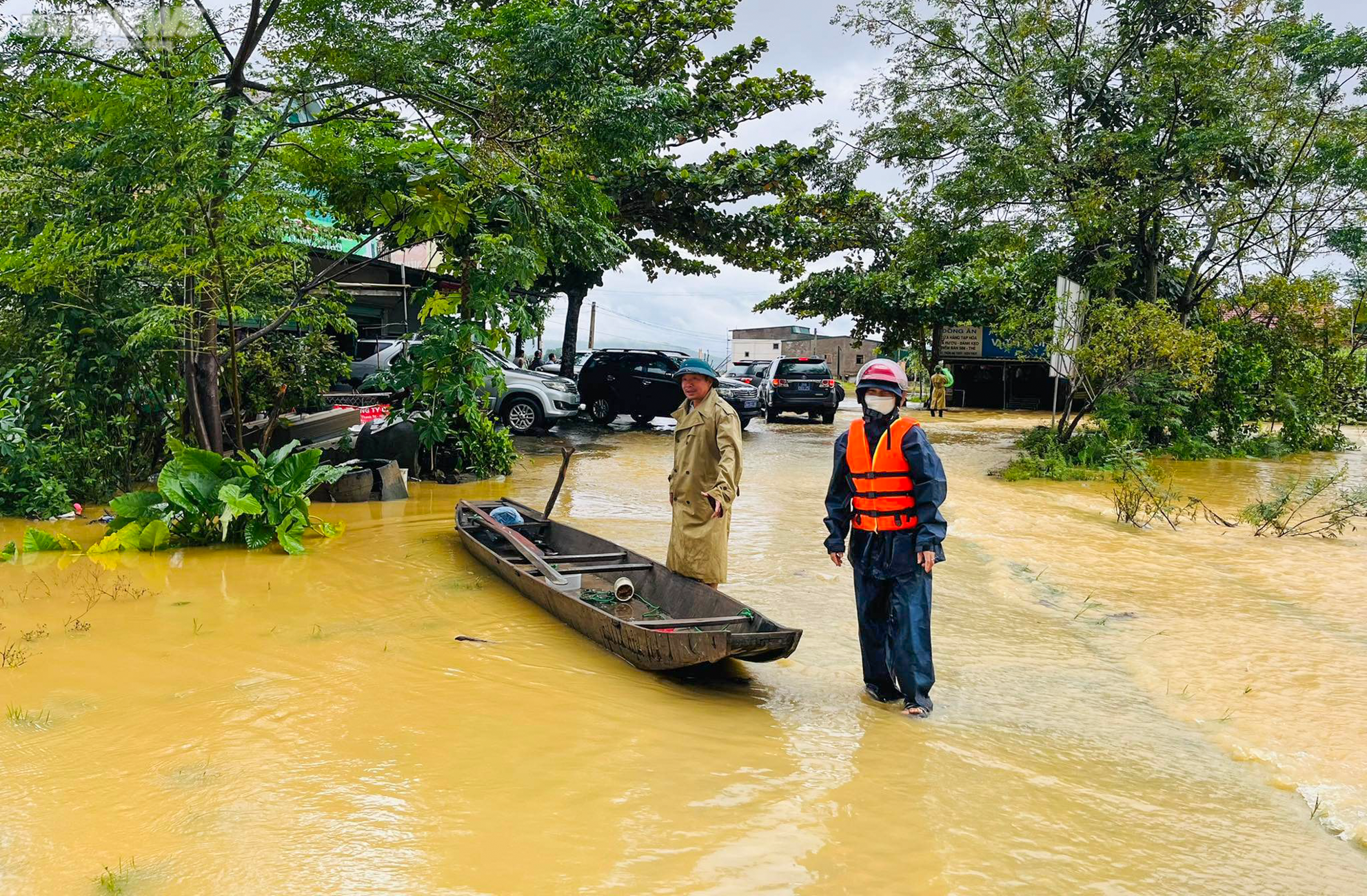 Ảnh: Lũ cô lập hàng nghìn hộ dân ở Hà Tĩnh, giao thông tê liệt - 5