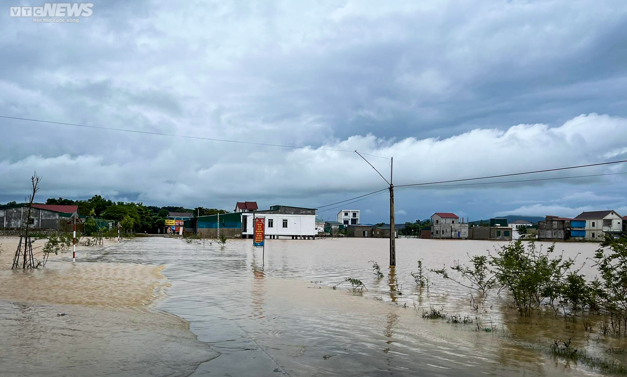 Ảnh: Lũ cô lập hàng nghìn hộ dân ở Hà Tĩnh, giao thông tê liệt - 2