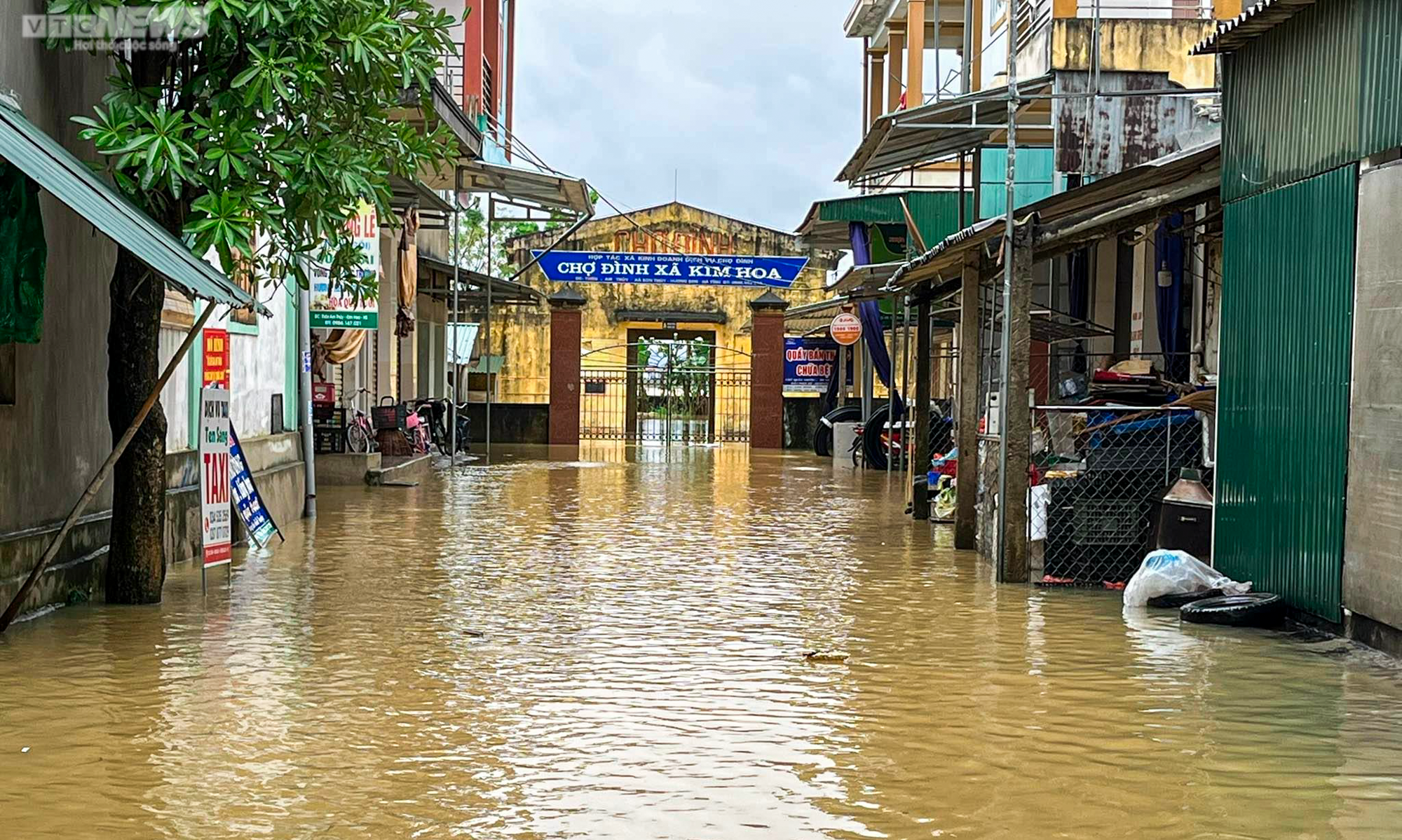 Ảnh: Lũ cô lập hàng nghìn hộ dân ở Hà Tĩnh, giao thông tê liệt - 8