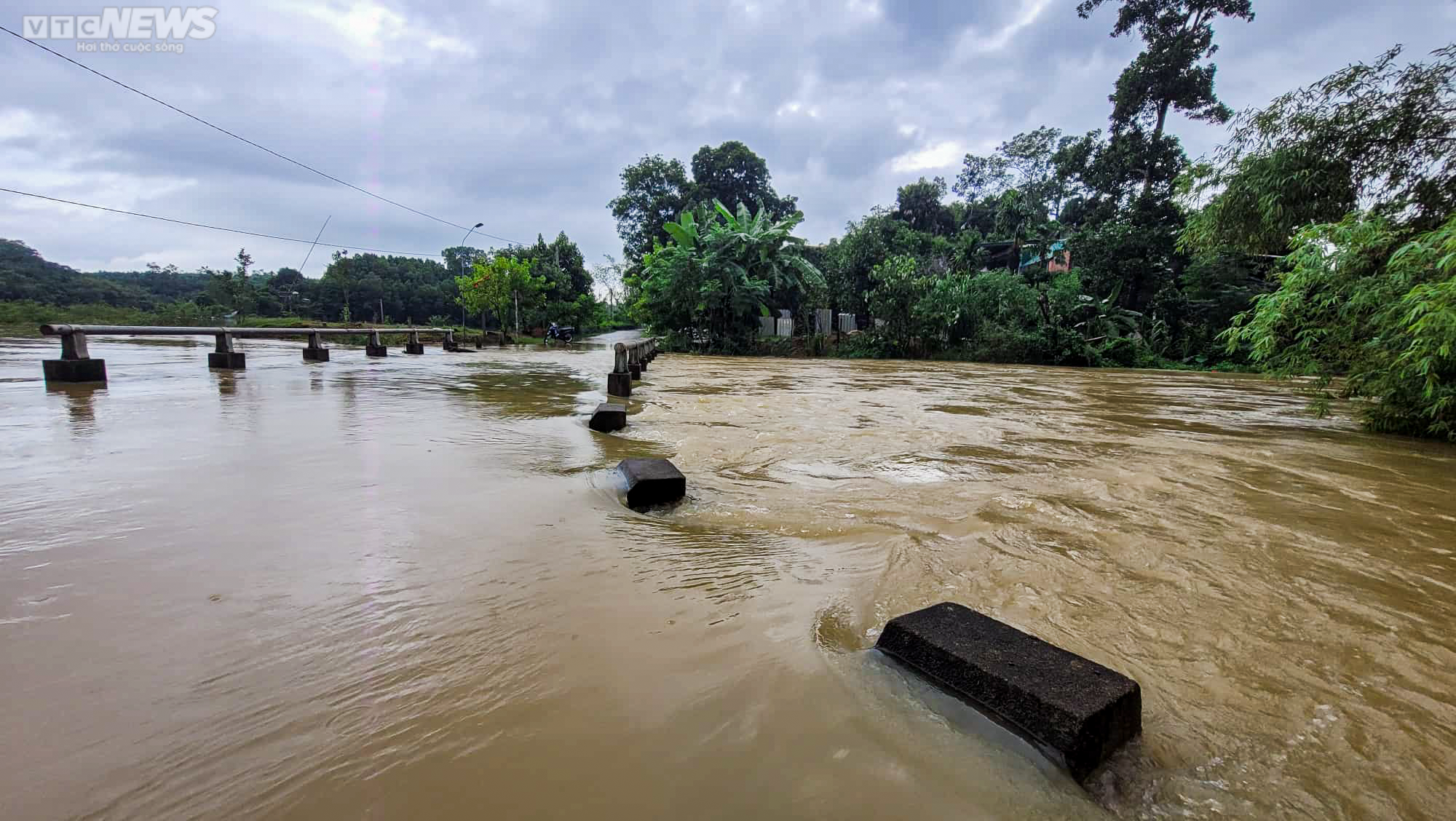 Ảnh: Lũ cô lập hàng nghìn hộ dân ở Hà Tĩnh, giao thông tê liệt - 3