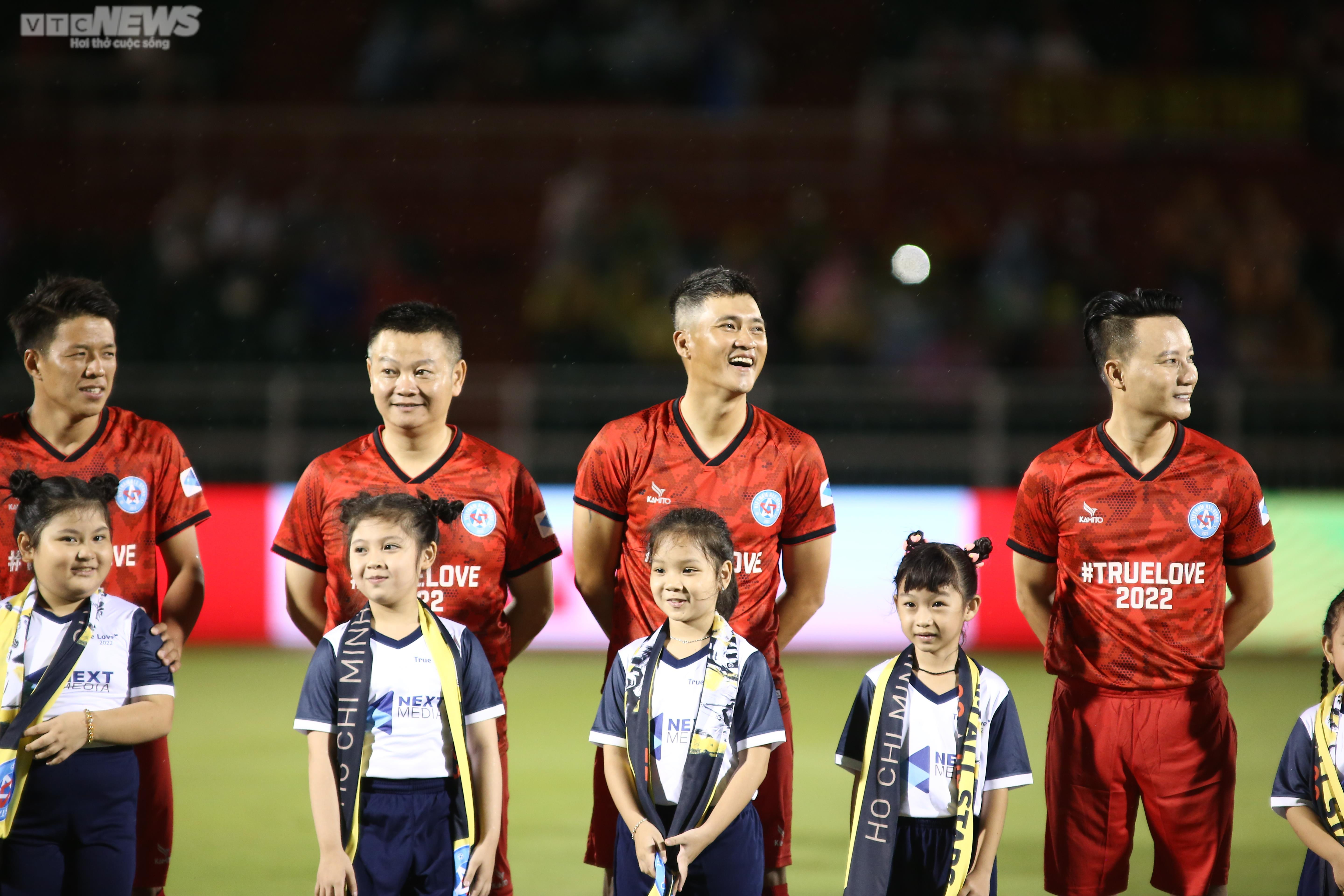 Công Vinh ghi bàn, Văn Quyến phô diễn kỹ thuật trước Huyền thoại Dortmund - 1