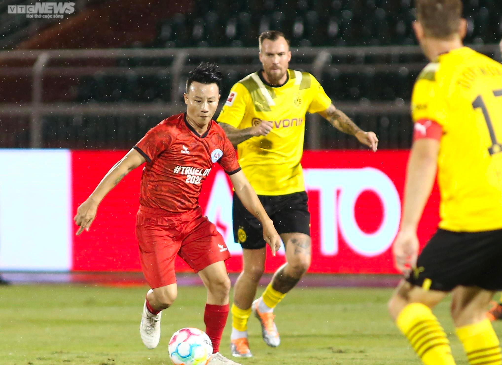 Công Vinh ghi bàn, Văn Quyến phô diễn kỹ thuật trước Huyền thoại Dortmund - 12