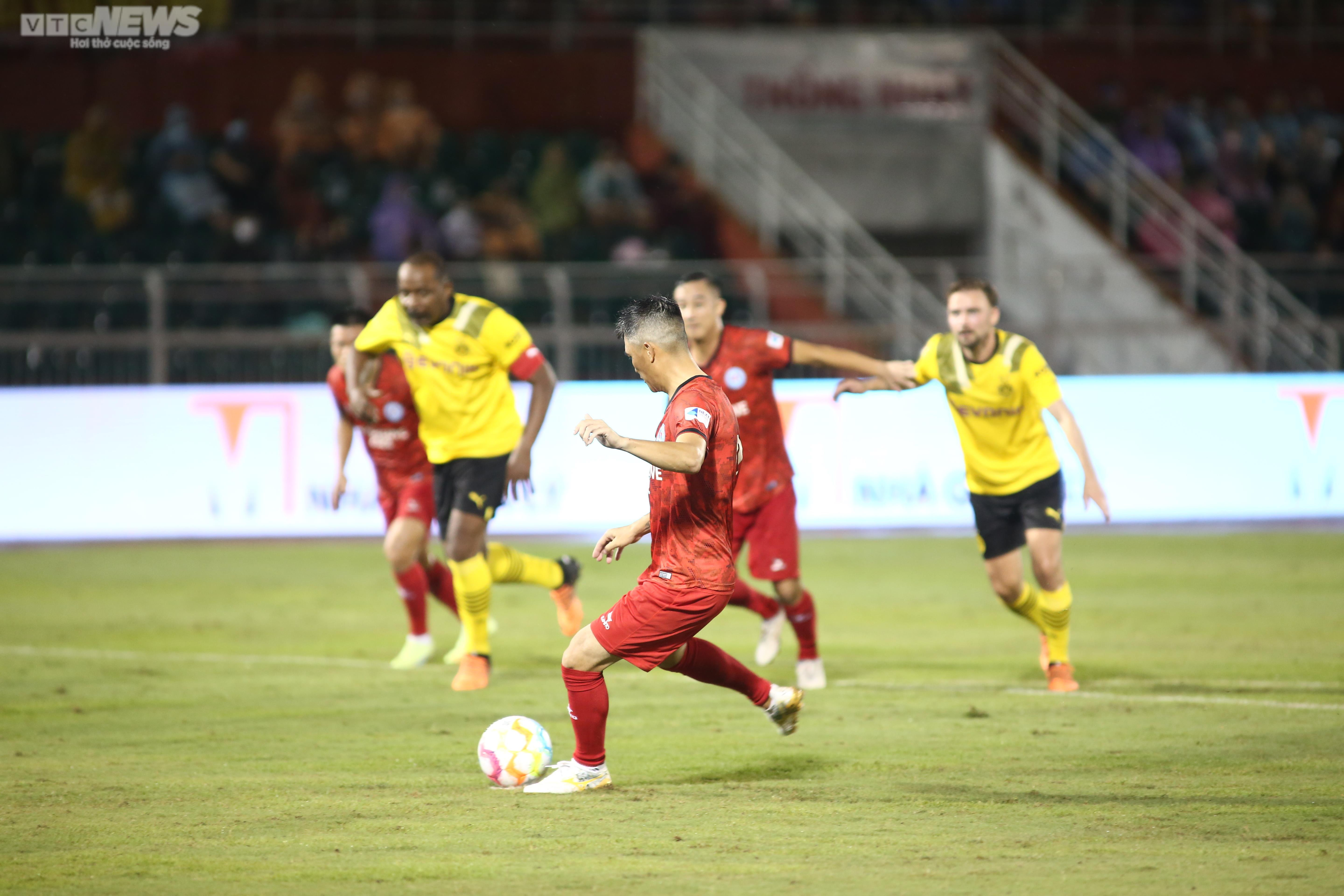 Công Vinh ghi bàn, Văn Quyến phô diễn kỹ thuật trước Huyền thoại Dortmund - 8