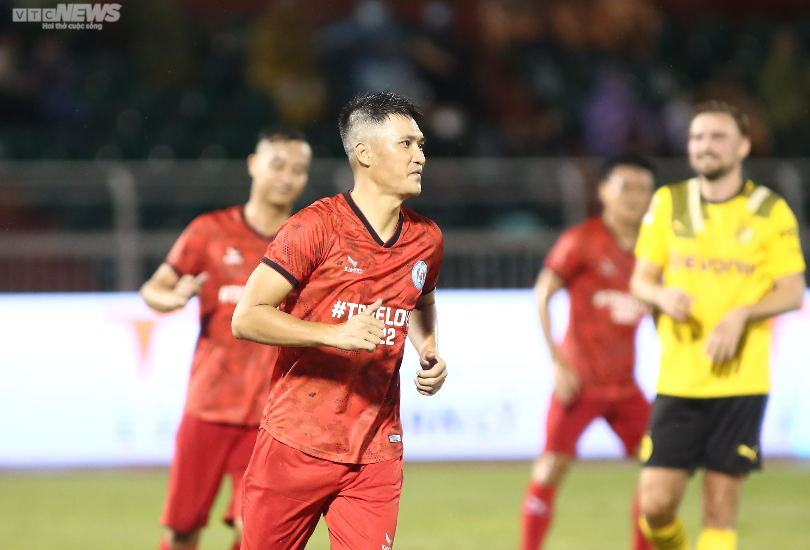 Công Vinh ghi bàn, Văn Quyến phô diễn kỹ thuật trước Huyền thoại Dortmund - 9