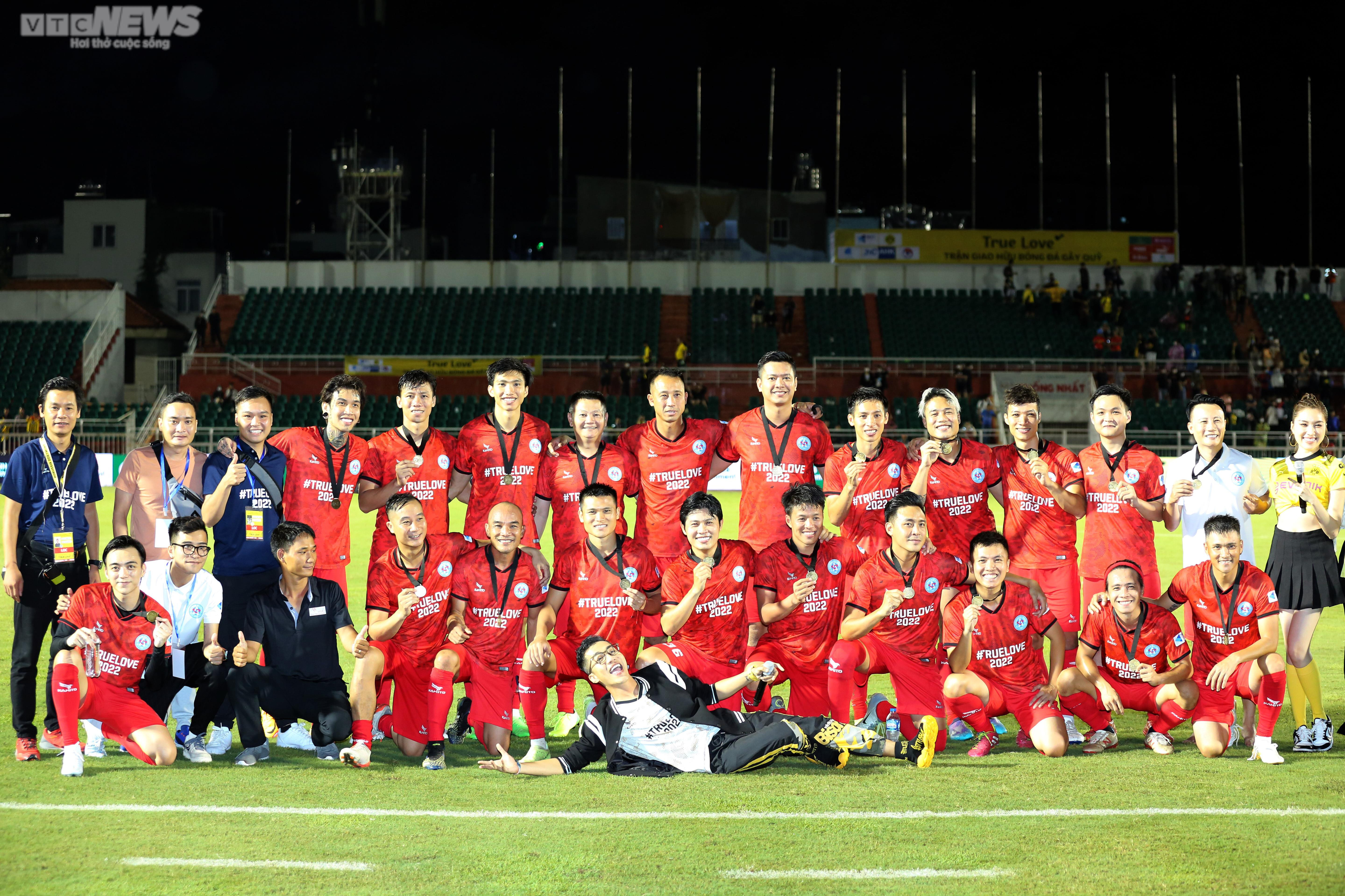 Công Vinh ghi bàn, Văn Quyến phô diễn kỹ thuật trước Huyền thoại Dortmund - 14