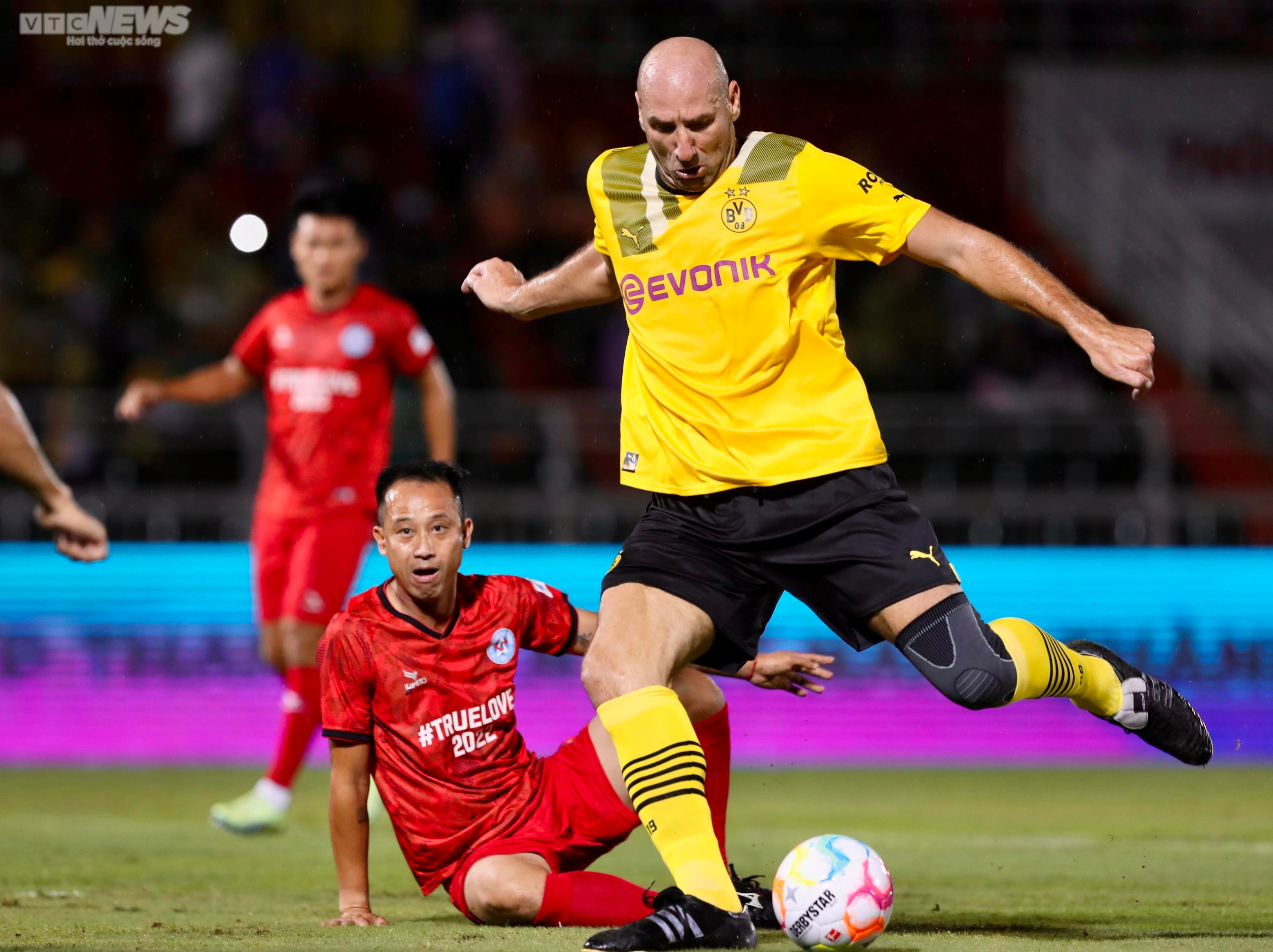 Công Vinh ghi bàn, Văn Quyến phô diễn kỹ thuật trước Huyền thoại Dortmund - 11