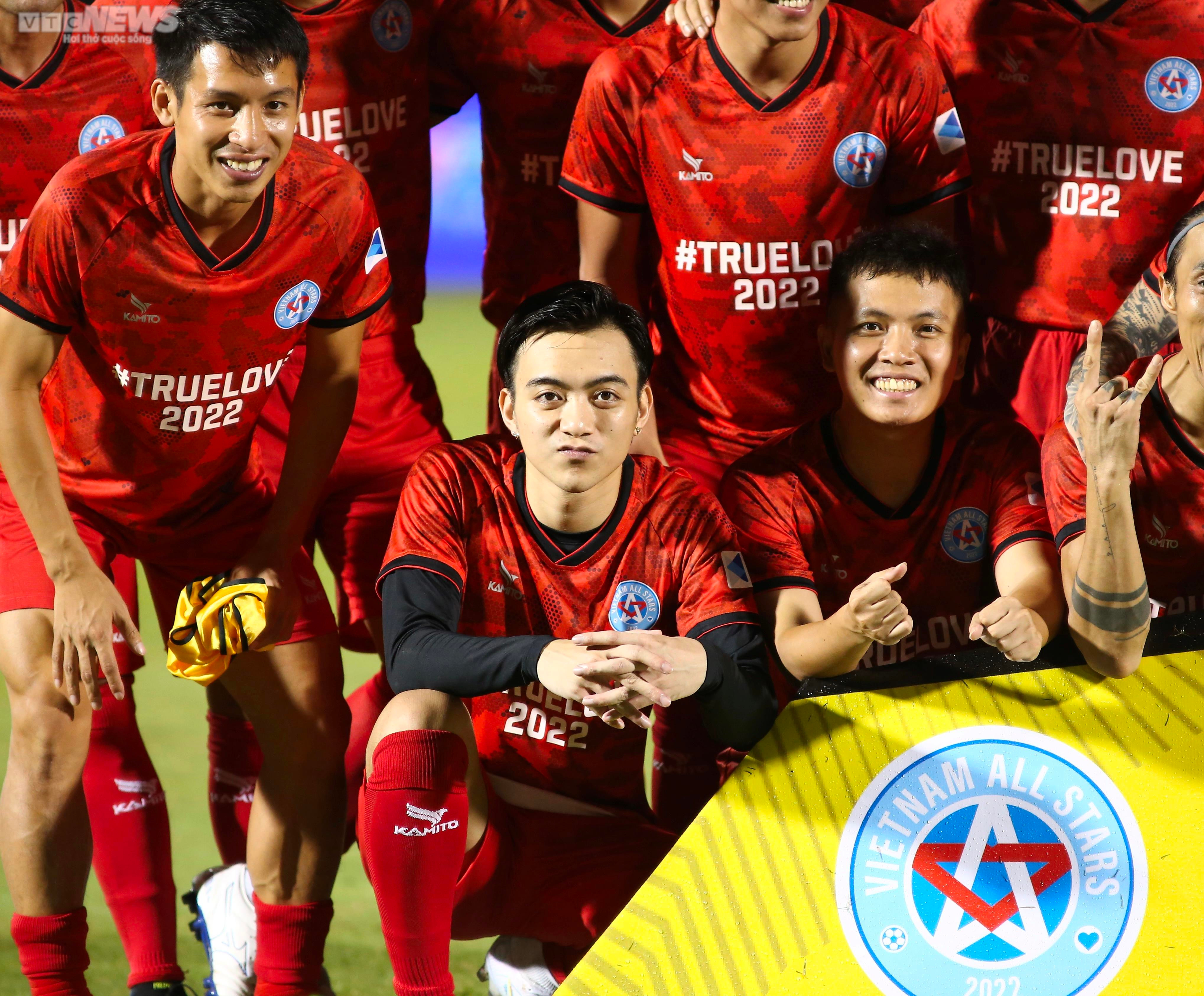 Công Vinh ghi bàn, Văn Quyến phô diễn kỹ thuật trước Huyền thoại Dortmund - 2