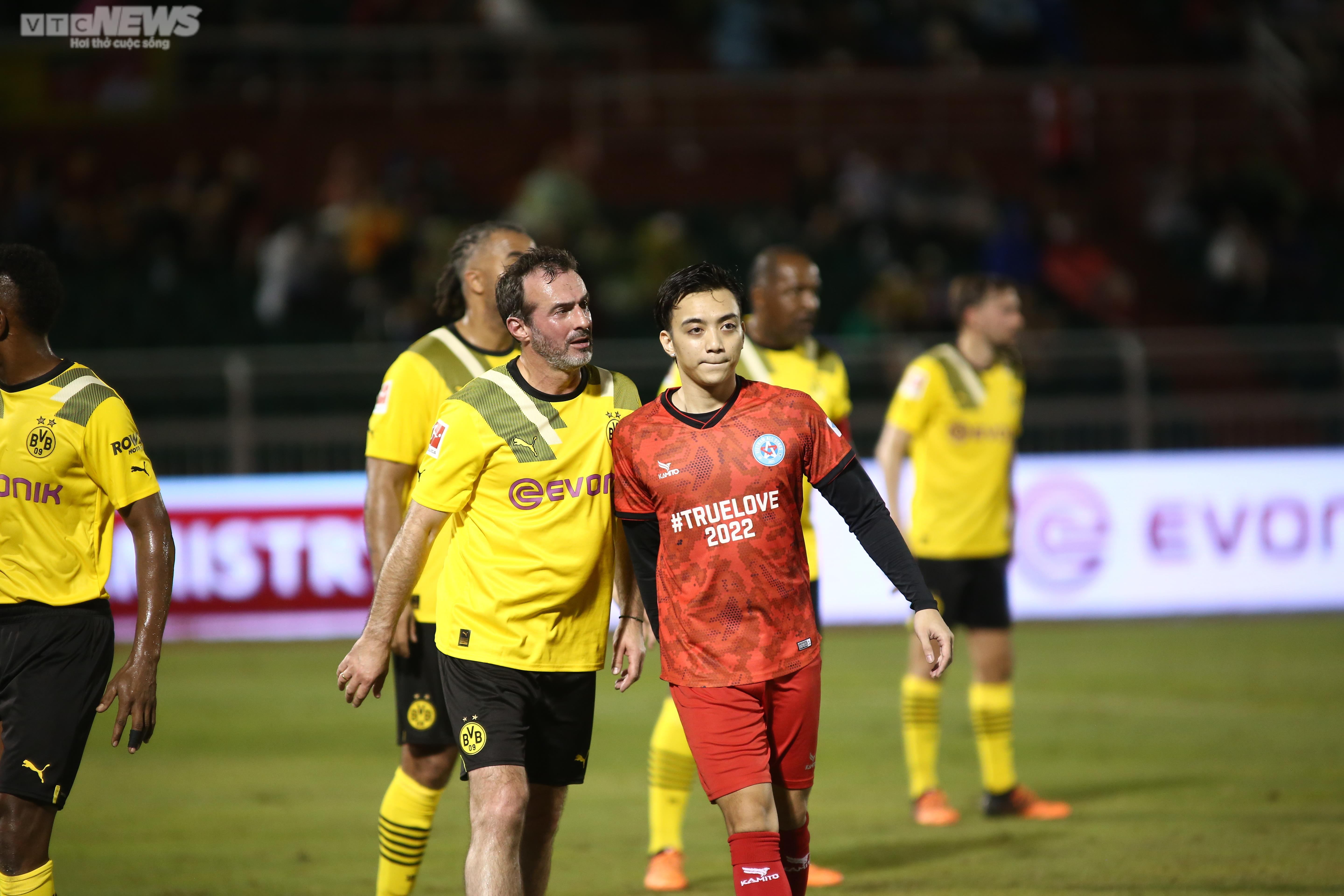 Công Vinh ghi bàn, Văn Quyến phô diễn kỹ thuật trước Huyền thoại Dortmund - 13