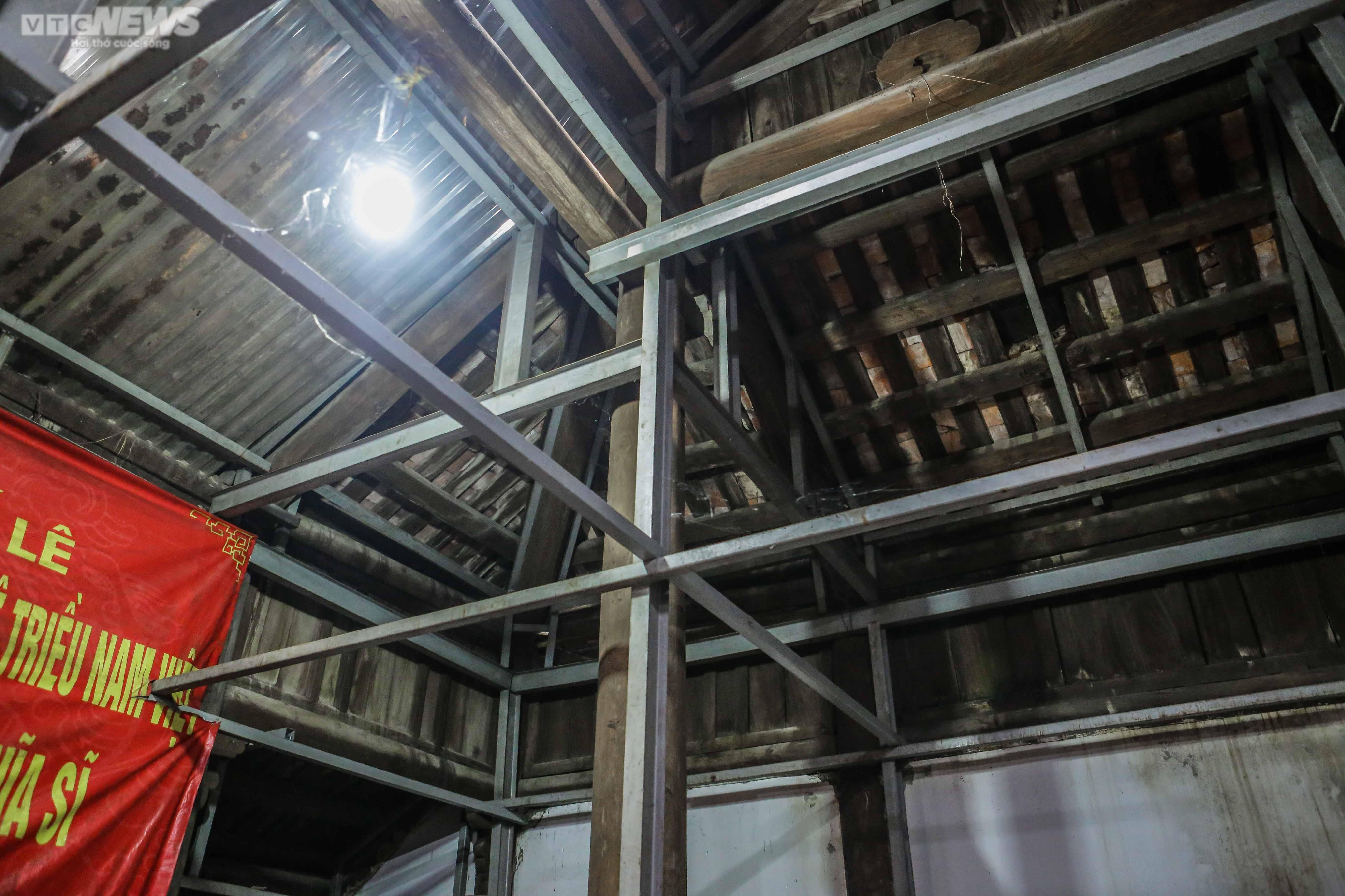 Ảnh: Ngôi đền cổ ở Hà Nội phải 'chống nạng', phủ bạt chờ ngày trùng tu - 4