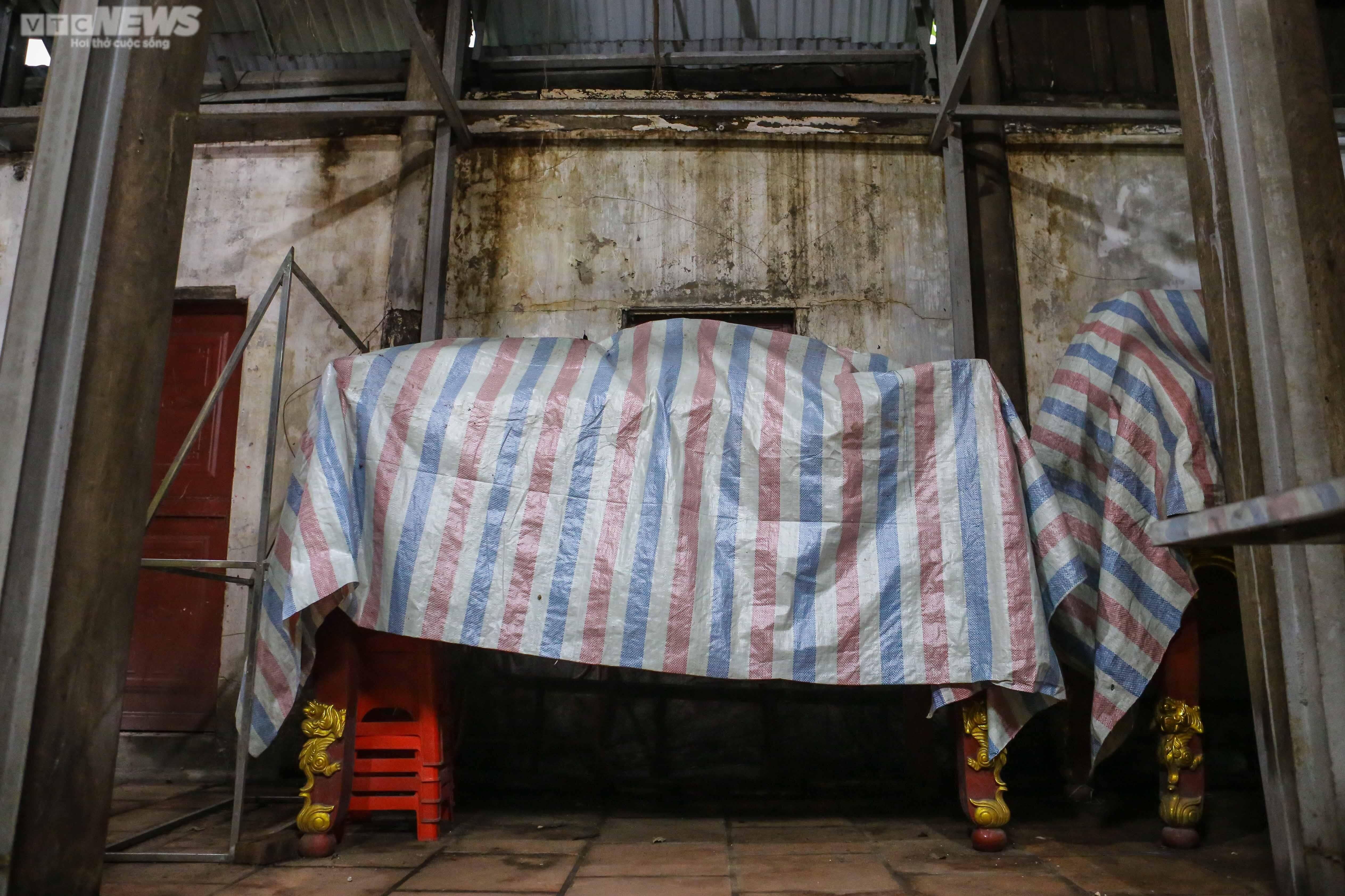 Ảnh: Ngôi đền cổ ở Hà Nội phải 'chống nạng', phủ bạt chờ ngày trùng tu - 6