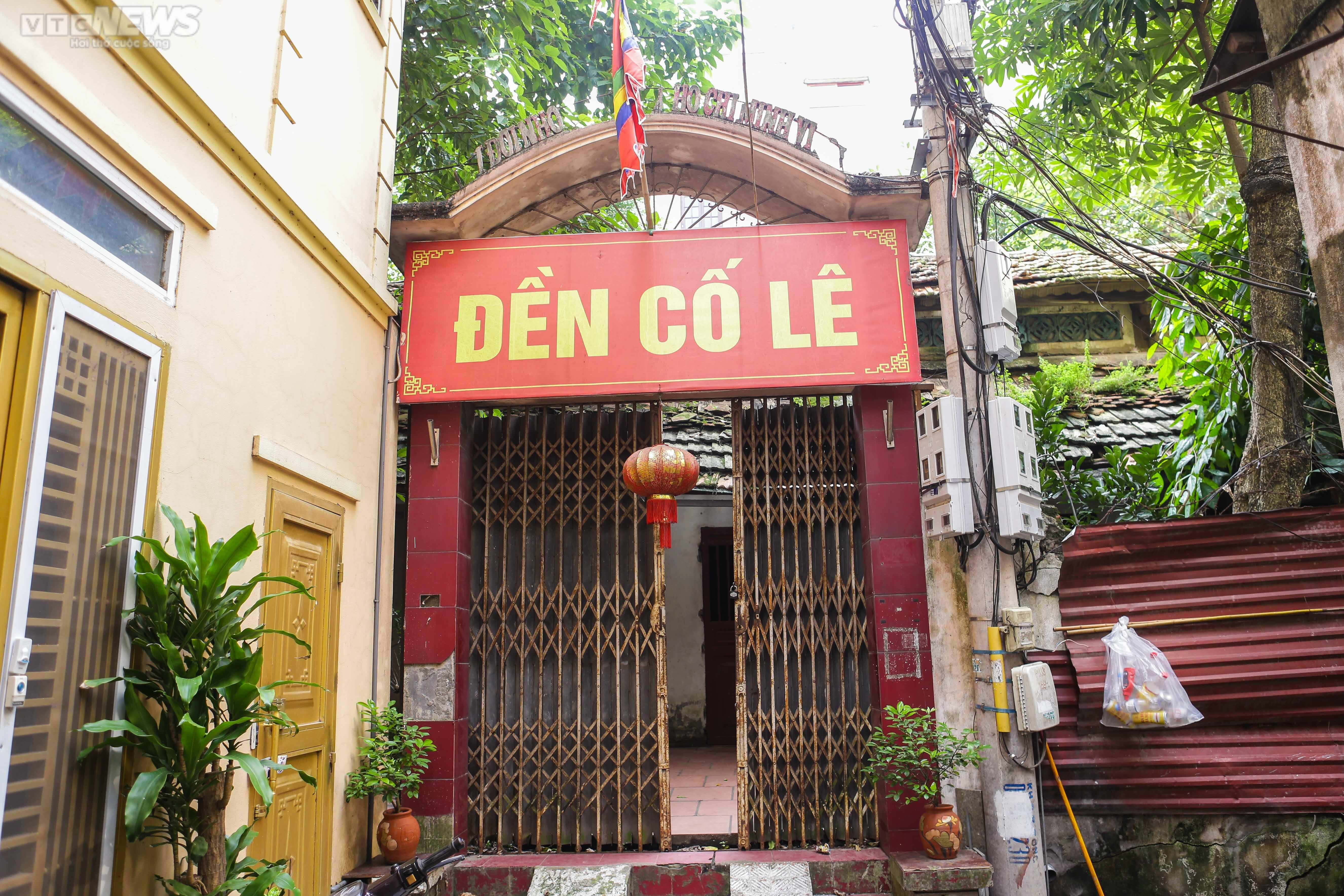 Ảnh: Ngôi đền cổ ở Hà Nội phải 'chống nạng', phủ bạt chờ ngày trùng tu - 1