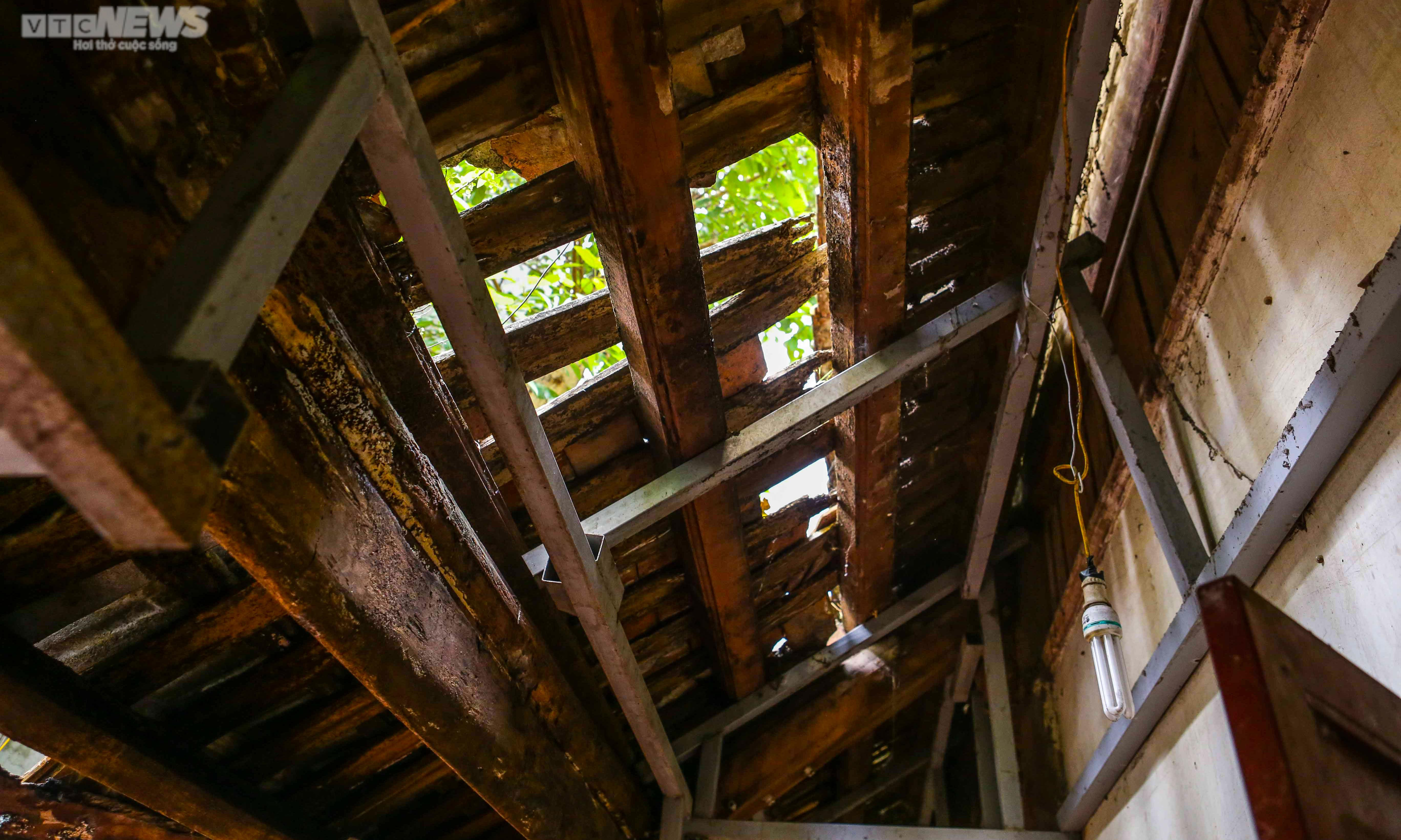 Ảnh: Ngôi đền cổ ở Hà Nội phải 'chống nạng', phủ bạt chờ ngày trùng tu - 9