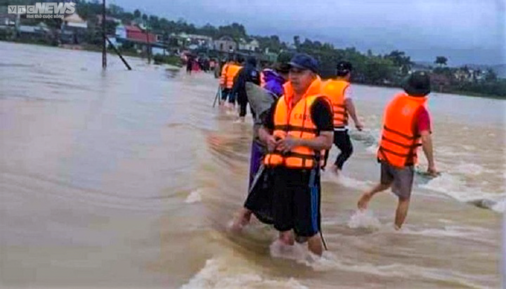 Gần 20 vạn hộ dân xứ Nghệ chìm trong biển lũ, hàng nghìn người đang bị cô lập - 5