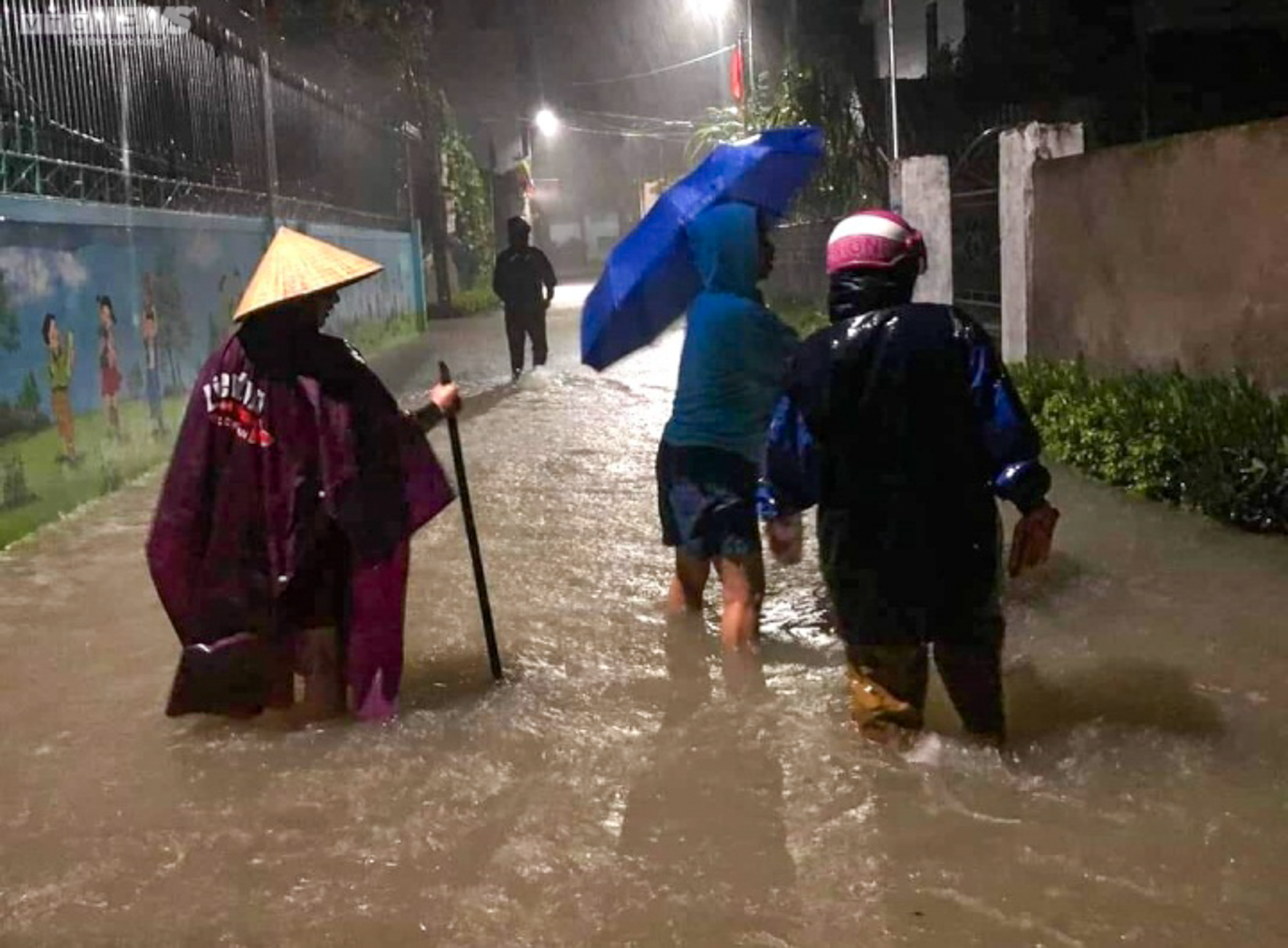 Gần 20 vạn hộ dân xứ Nghệ chìm trong biển lũ, hàng nghìn người đang bị cô lập - 6