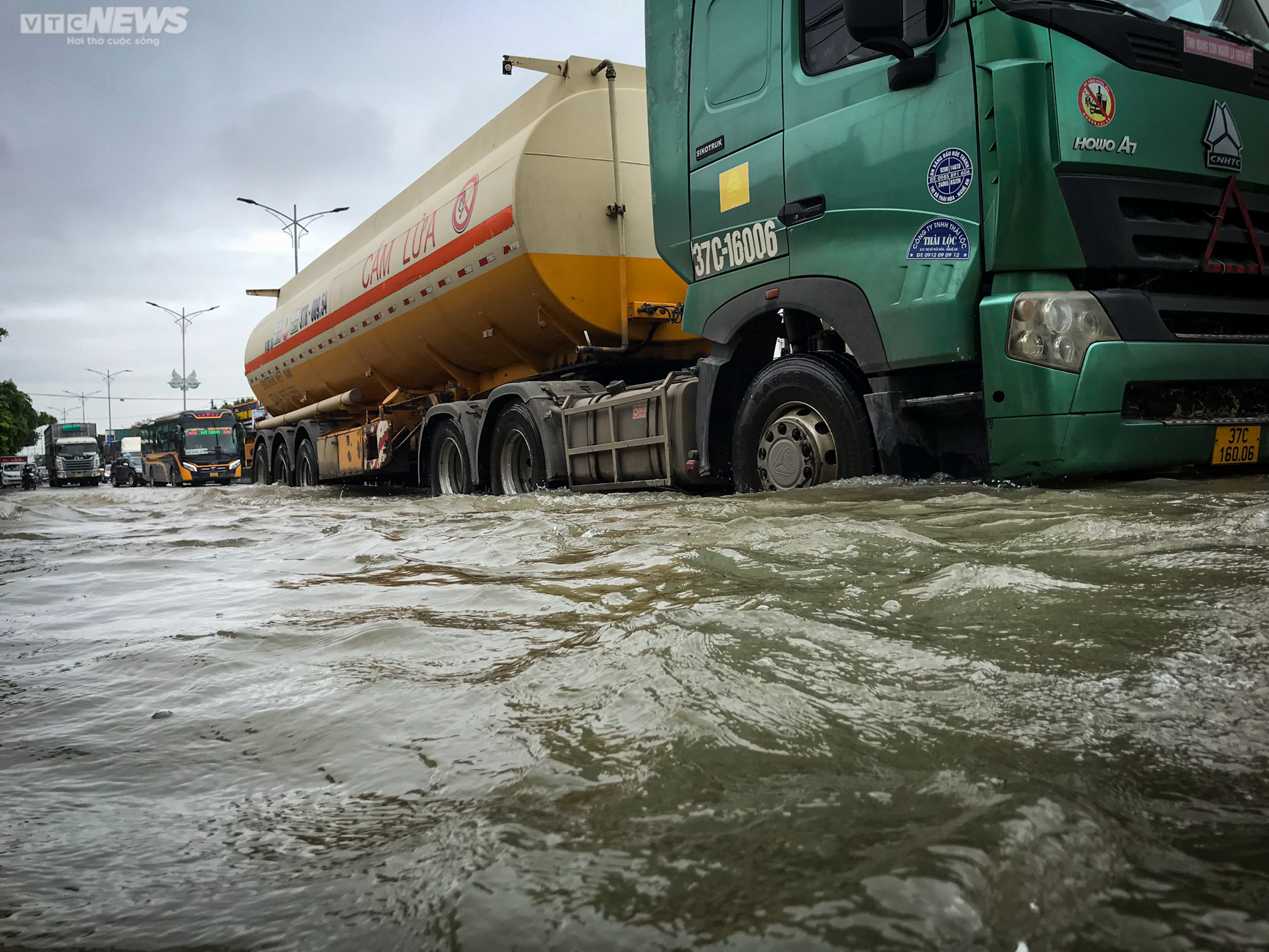 Gần 20 vạn hộ dân xứ Nghệ chìm trong biển lũ, hàng nghìn người đang bị cô lập - 4