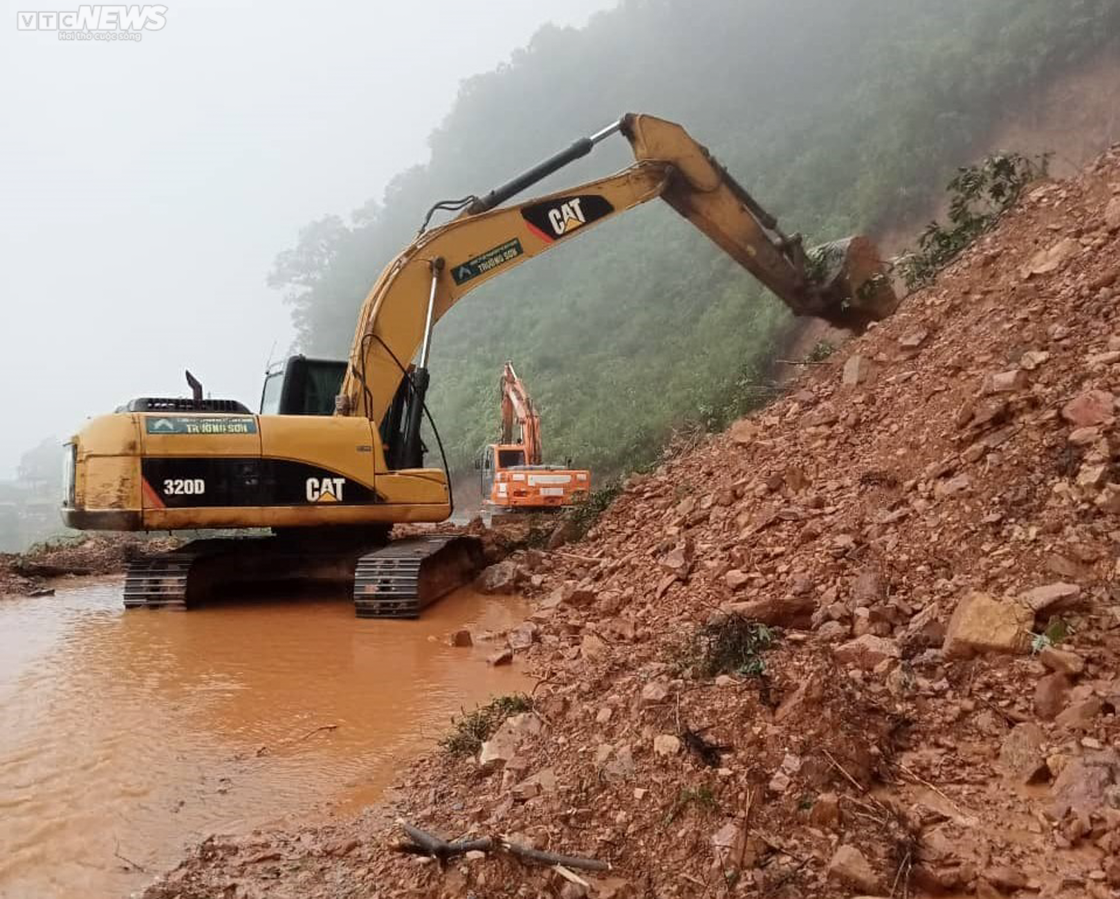 Gần 20 vạn hộ dân xứ Nghệ chìm trong biển lũ, hàng nghìn người đang bị cô lập - 9