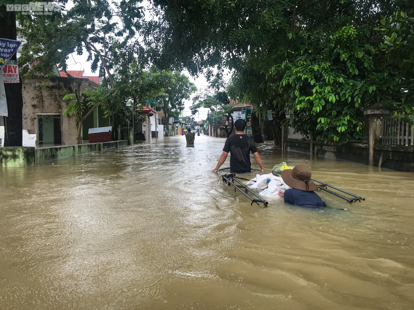 Gần 20 vạn hộ dân xứ Nghệ chìm trong biển lũ, hàng nghìn người đang bị cô lập - 13