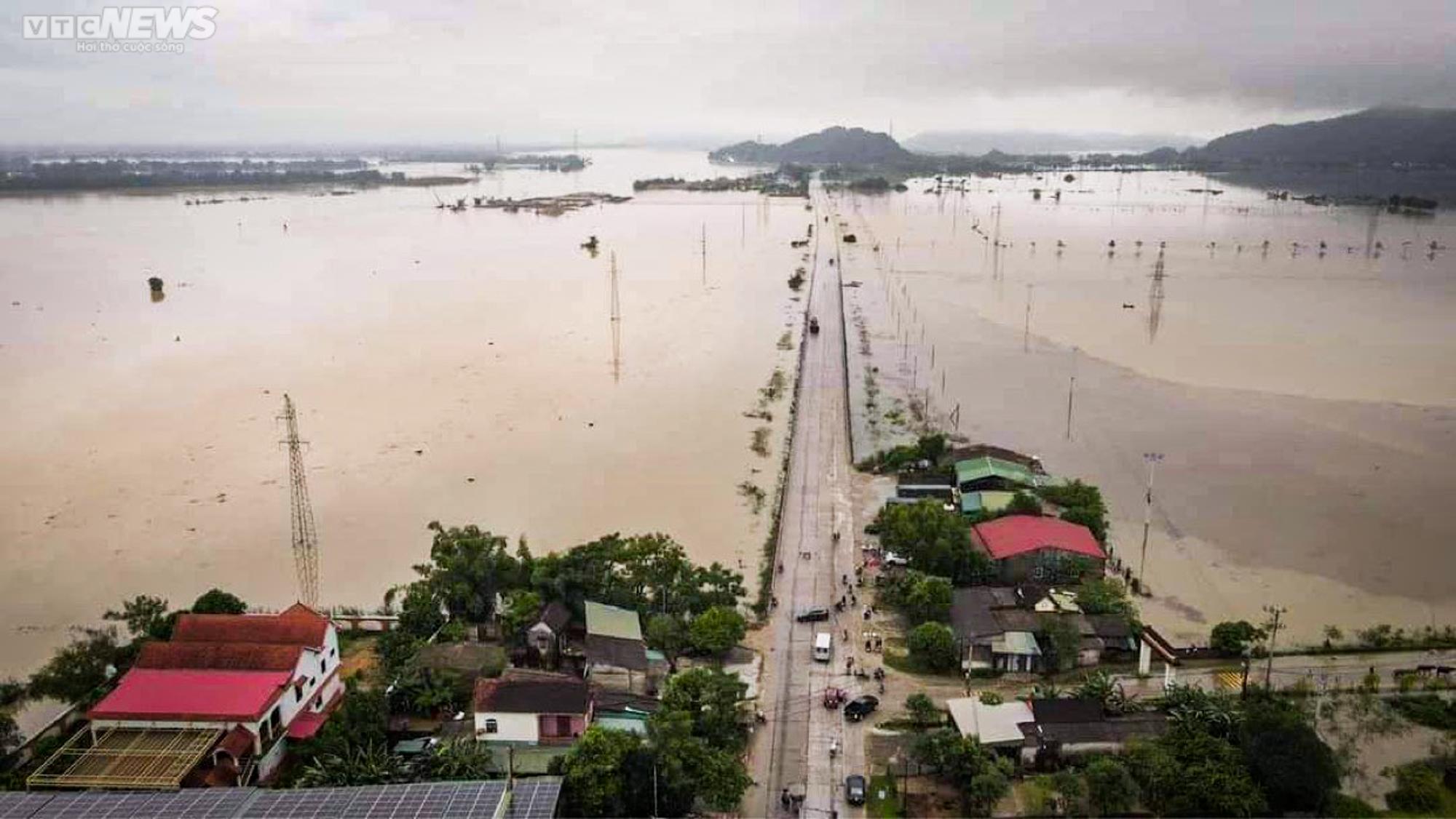 Gần 20 vạn hộ dân xứ Nghệ chìm trong biển lũ, hàng nghìn người đang bị cô lập - 8