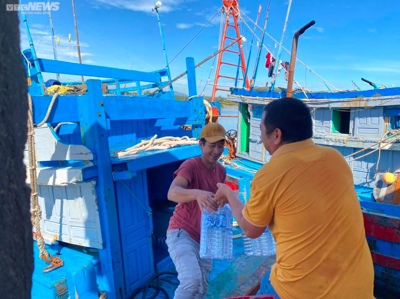 Bão tan, giá dầu 'hạ nhiệt', ngư dân Quảng Ngãi hối hả vươn khơi - 7