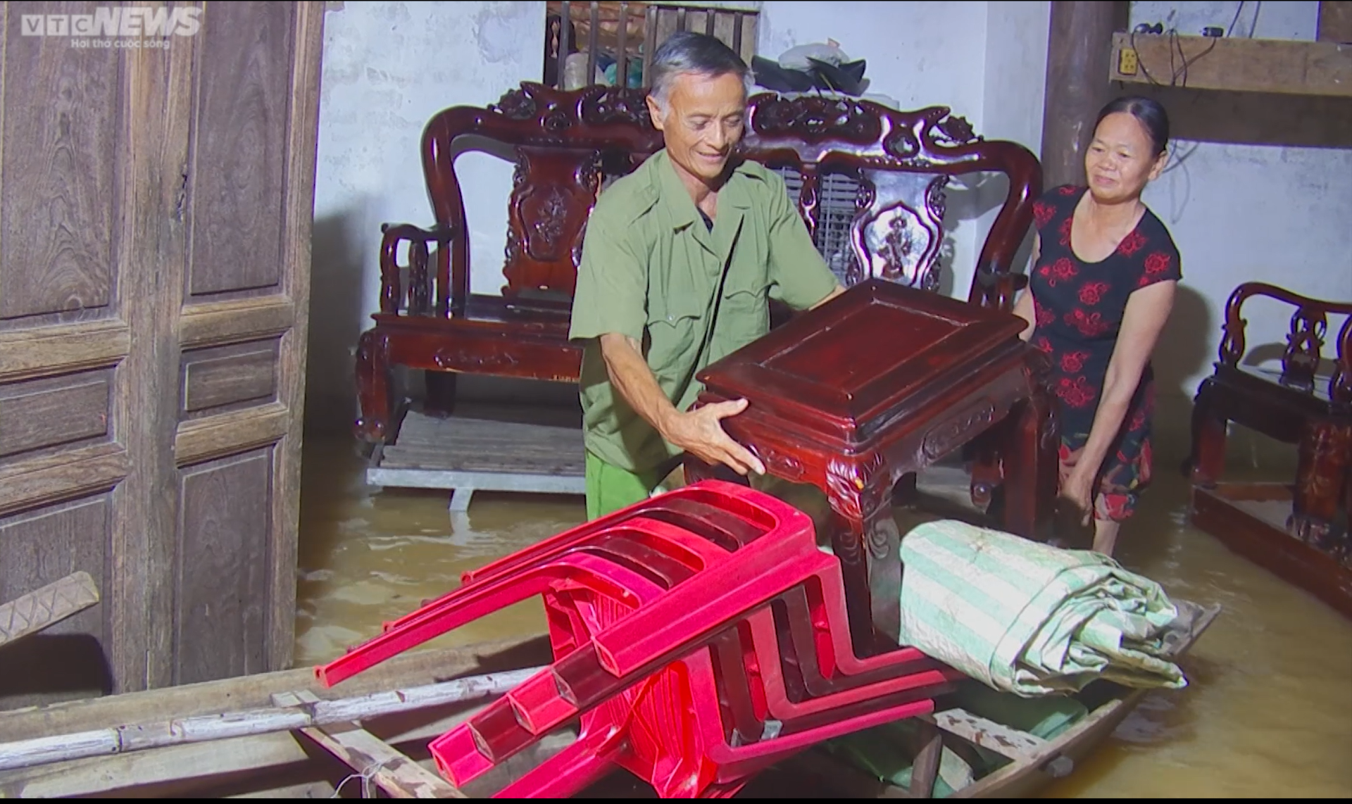 Vợ chồng cụ ông 90 tuổi trắng đêm chạy lũ - 2