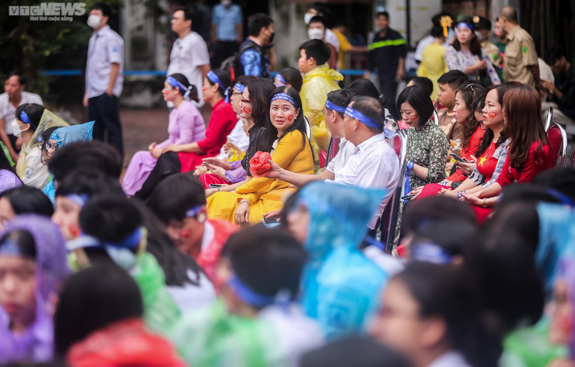 Ảnh: Học sinh Hà Nội đội mưa cổ vũ các nhà leo núi ở Chung kết Olympia 2022 - 6