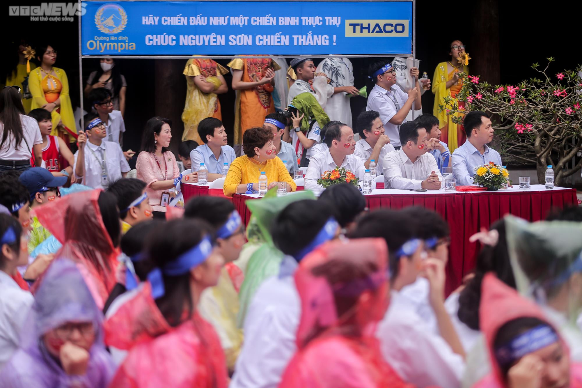 Ảnh: Học sinh Hà Nội đội mưa cổ vũ các nhà leo núi ở Chung kết Olympia 2022 - 4