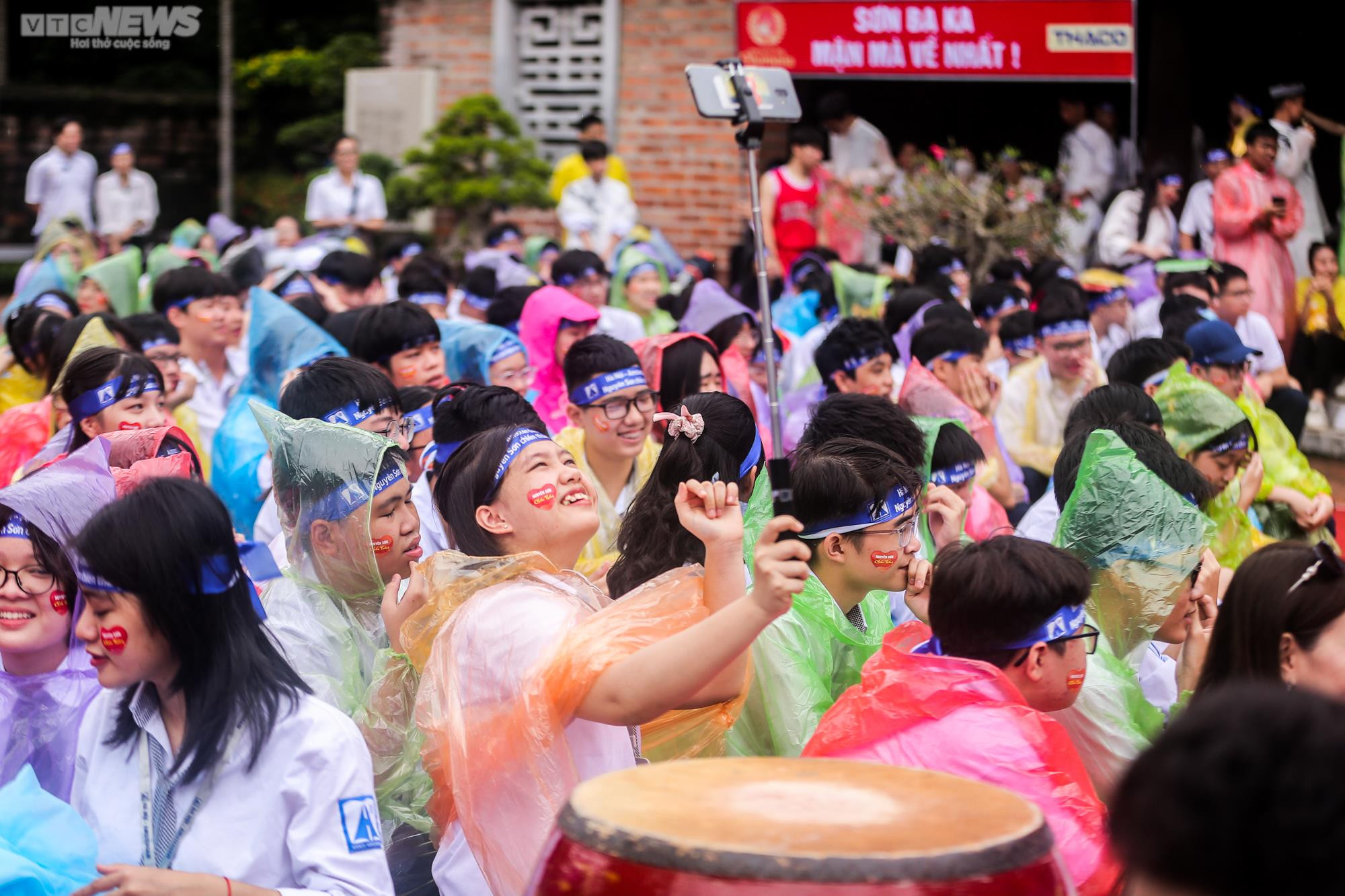 Ảnh: Học sinh Hà Nội đội mưa cổ vũ các nhà leo núi ở Chung kết Olympia 2022 - 10