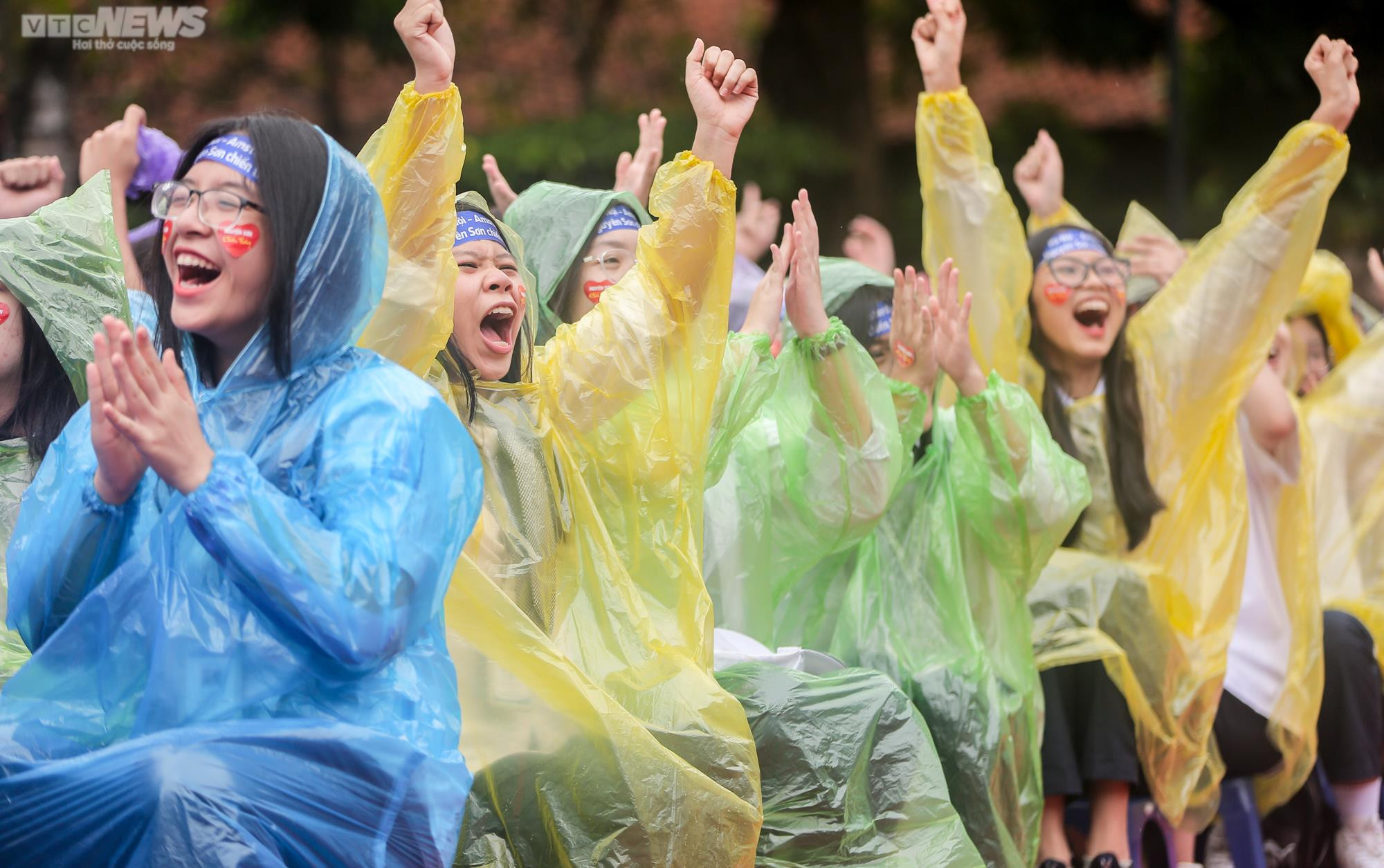 Ảnh: Học sinh Hà Nội đội mưa cổ vũ các nhà leo núi ở Chung kết Olympia 2022 - 8